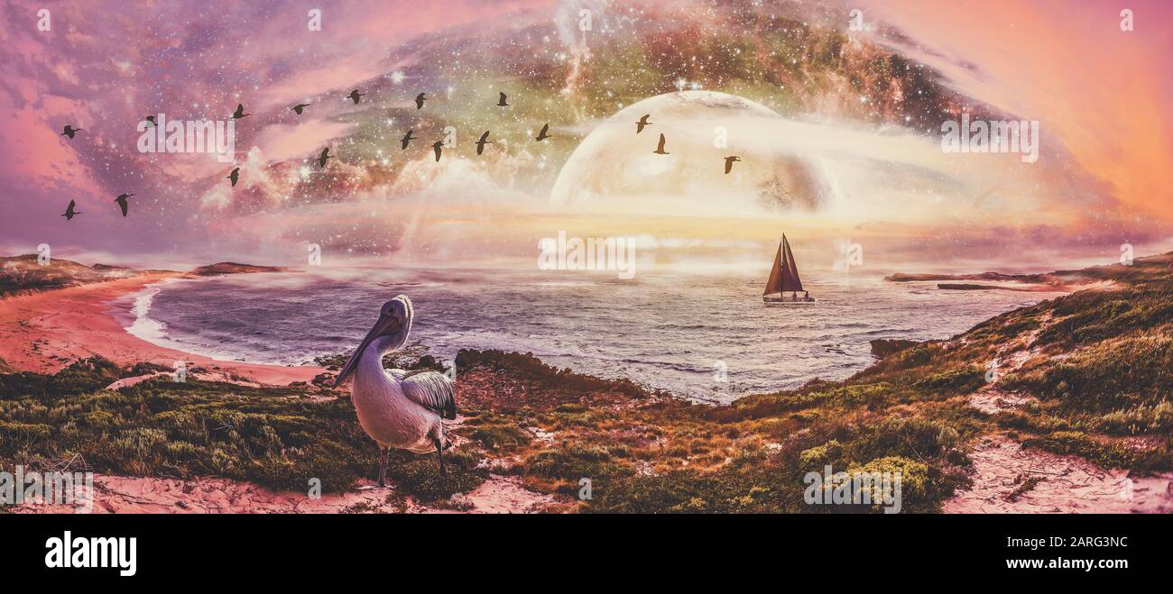 Segelboot im Ozean mit Pelikan am Ufer und außerirdischem Planeten am Horizont bei Sonnenuntergang - Fantasy-Landschaft Stockfoto