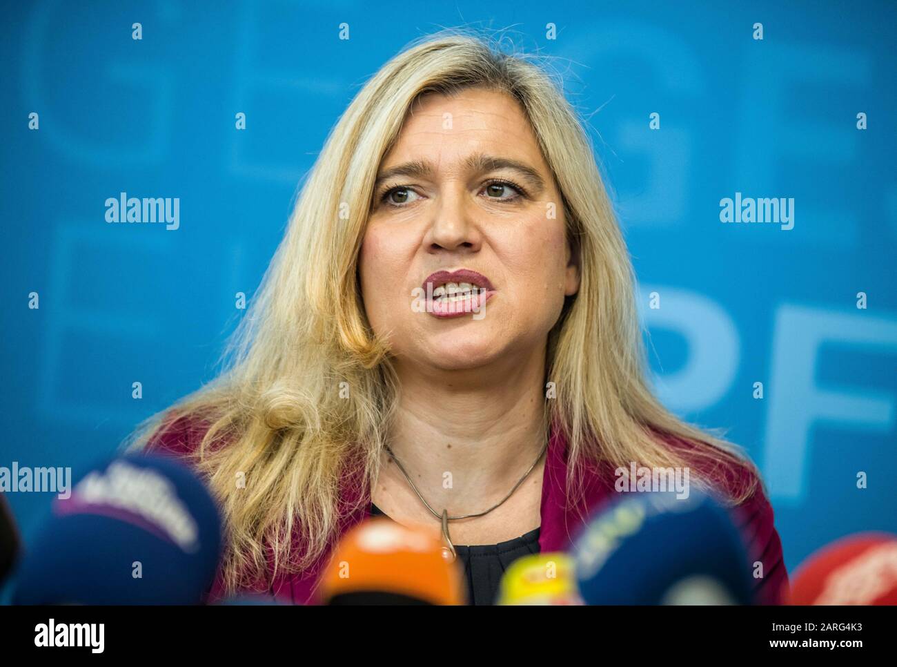 München, Bayern, Deutschland. Januar 2020. Melanie HUML, Ärztin und Ministerin des Bayerischen Landtags. Im Zusammenhang mit dem ersten bestätigten Fall des Corona-Virus in Deutschland hat das Bayerische Gesundheitsministerium (Bayerisches Staatsministerium für Gesundheit und Pflege) eine Pressekonferenz abgehalten, um die Ergebnisse zu diskutieren. Kredit: Zuma Press, Inc./Alamy Live News Stockfoto