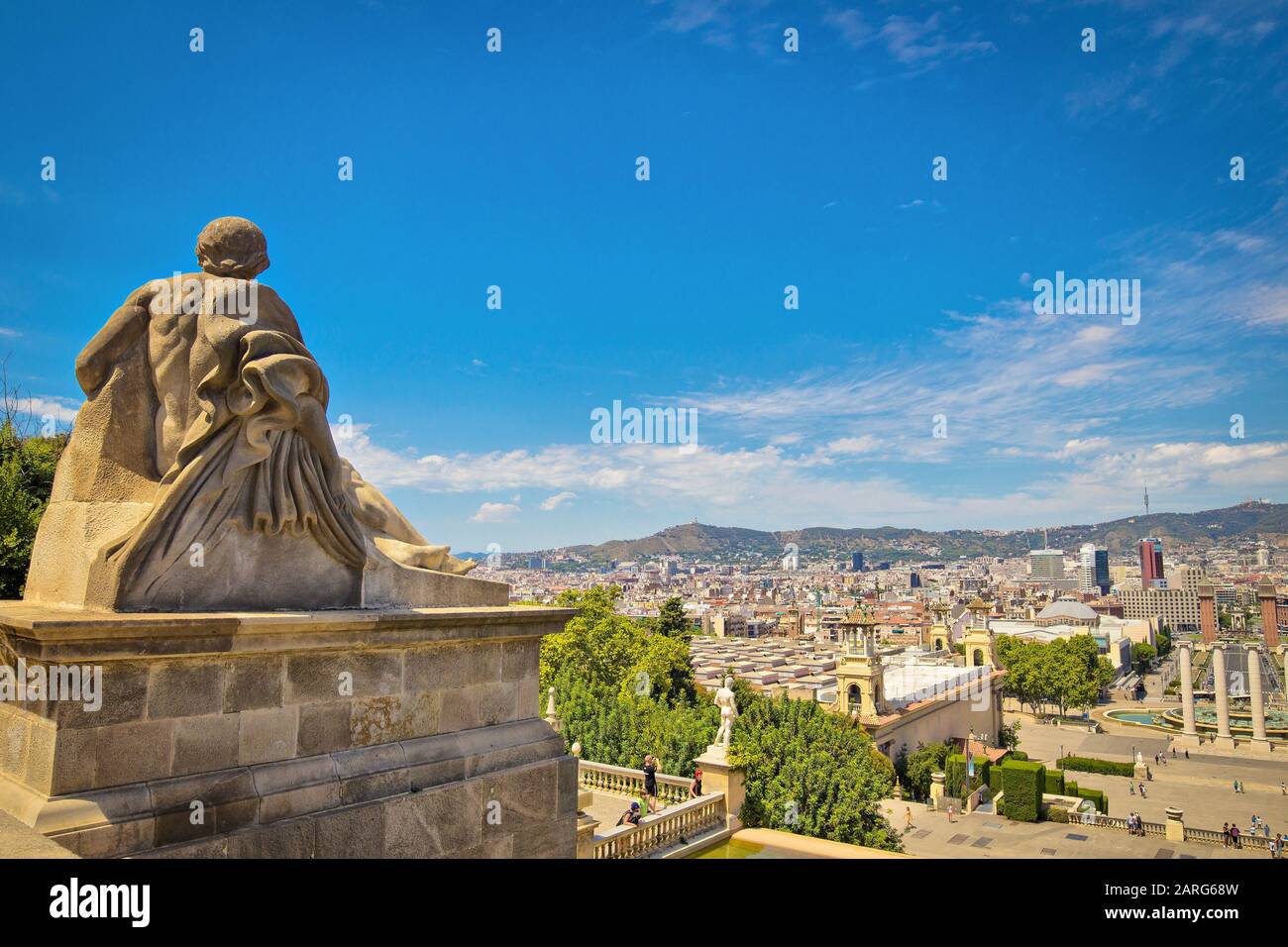 Draufsicht über Barcelona die Hauptstadt Kataloniens an einem heißen sonnigen Sommertag.Blick auf die historischen Denkmäler Stockfoto