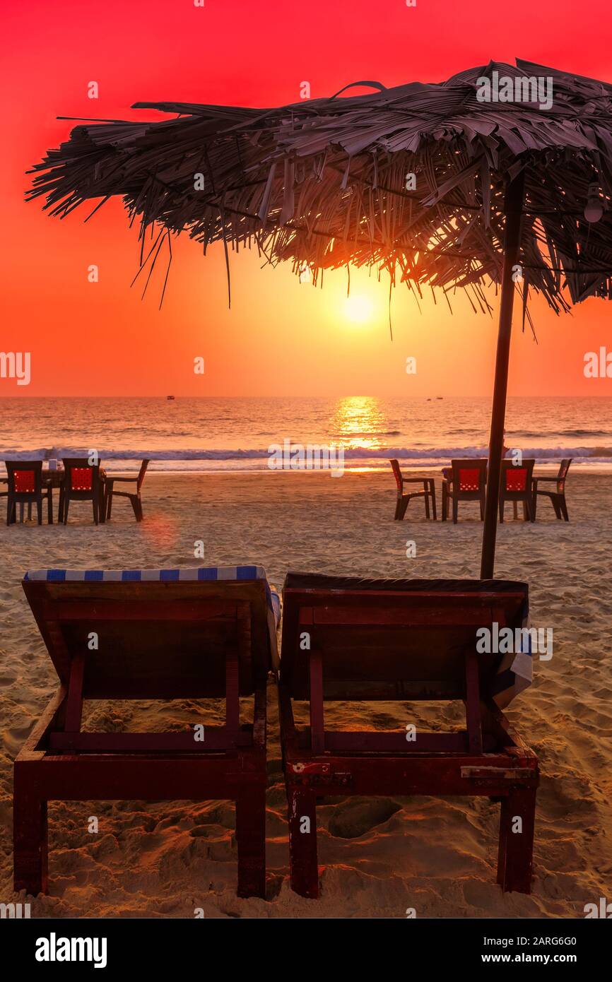Sonnenuntergang am tropischen Urlaubsstrand Stockfoto Sonnenuntergang am tropischen Urlaubsstrand Stockfoto