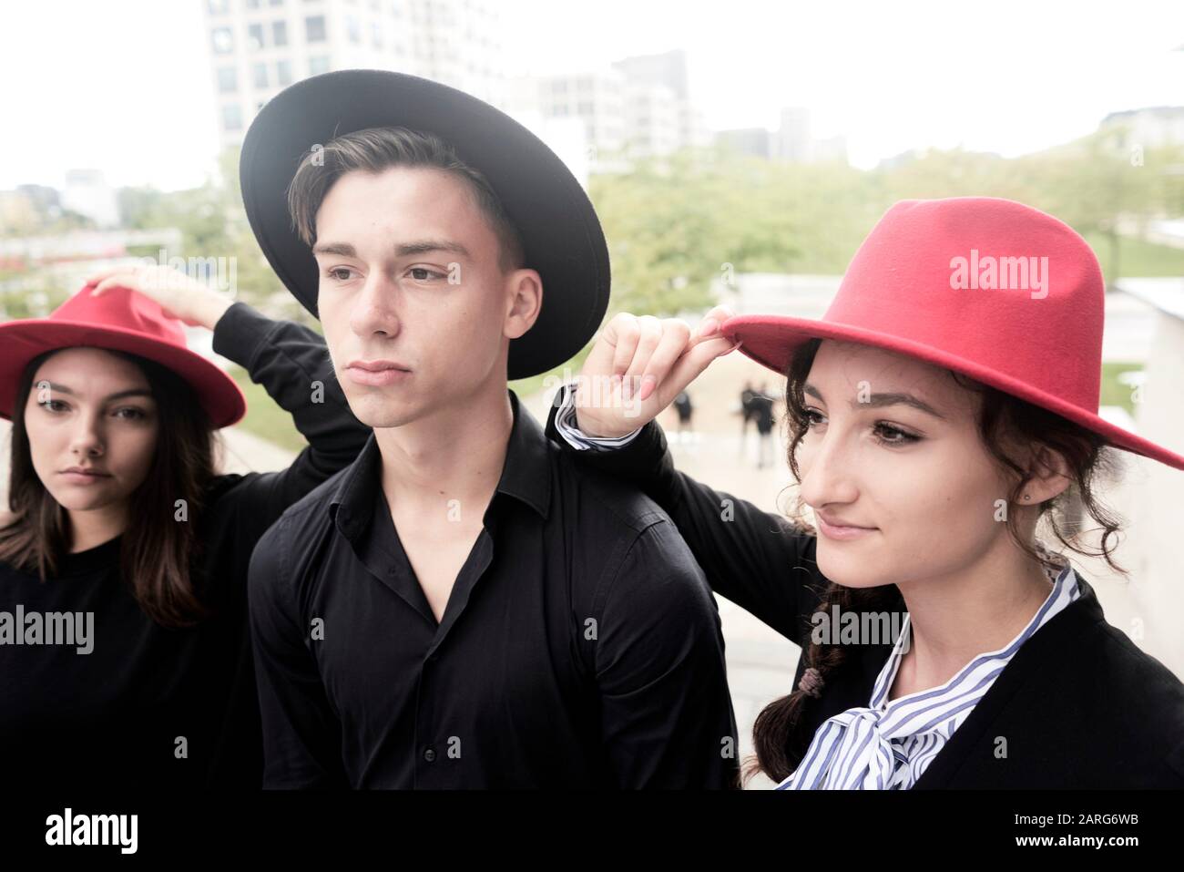 Mann und zwei Frauen tragen Hüte. München, Deutschland Stockfotografie -  Alamy