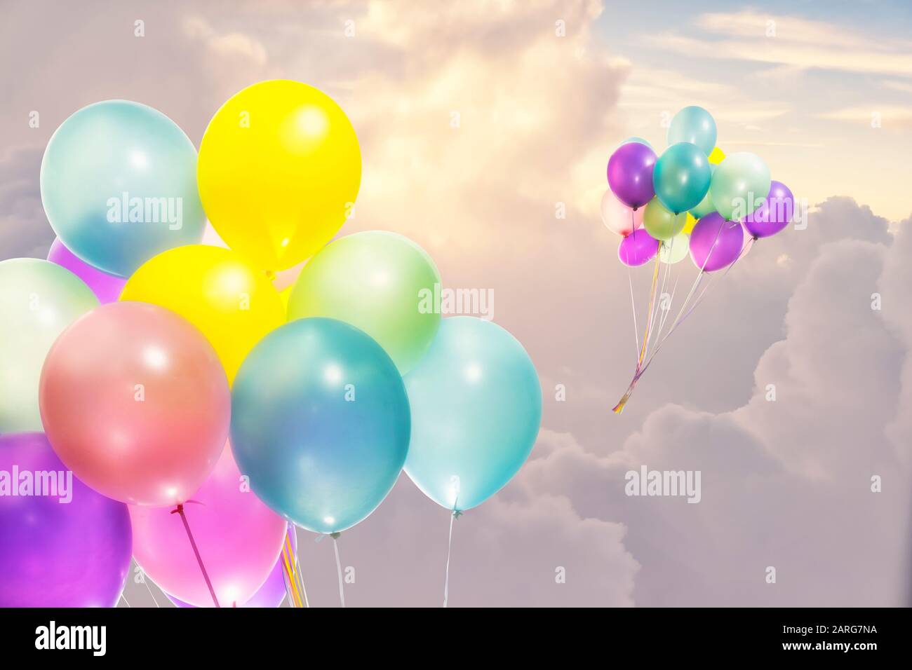 Bunte, aufblasbare Luftballons, die hoch in den Himmel fliegen Stockfoto