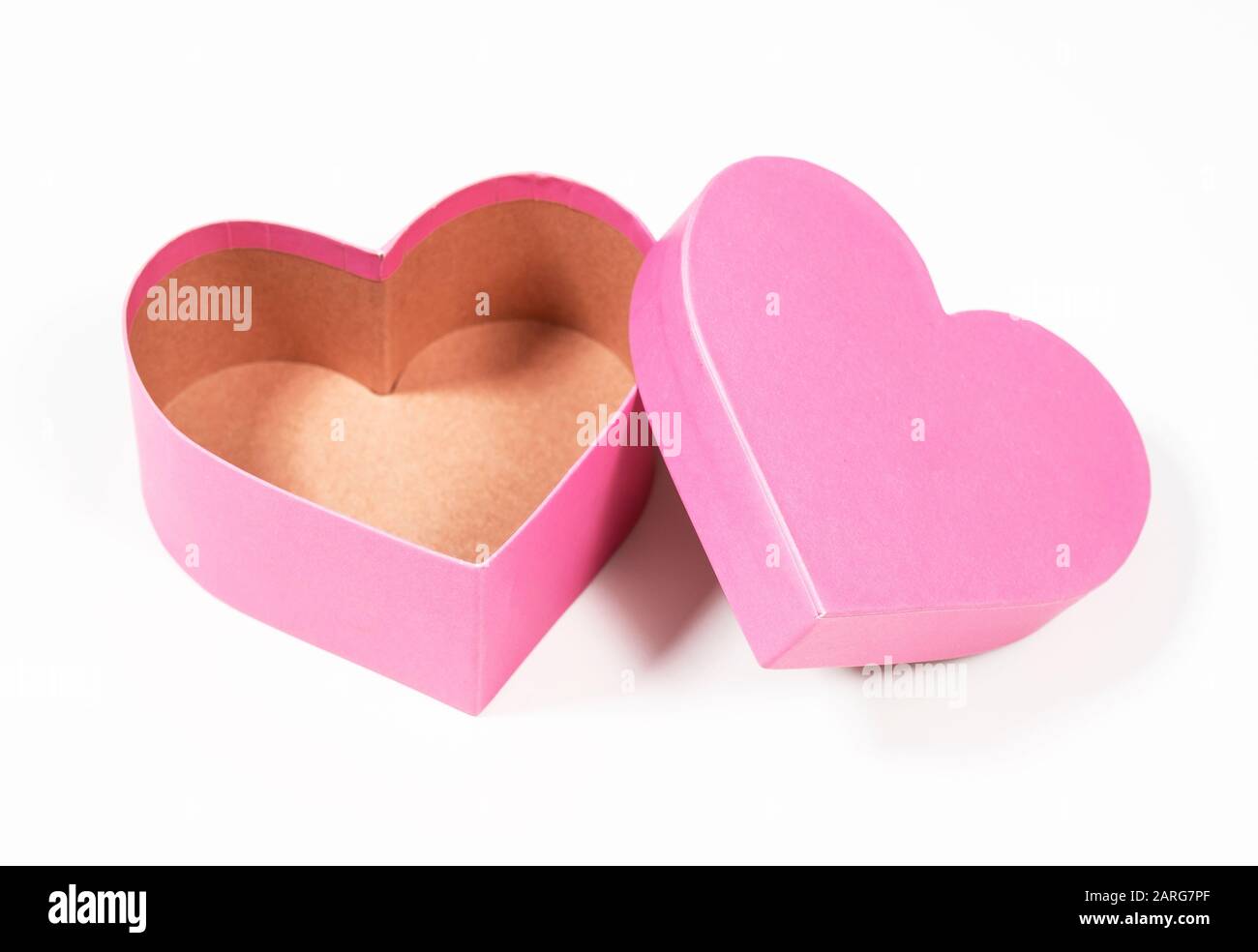 Geschenkbox in Form eines Herzens, das auf weißem Hintergrund isoliert ist Stockfoto