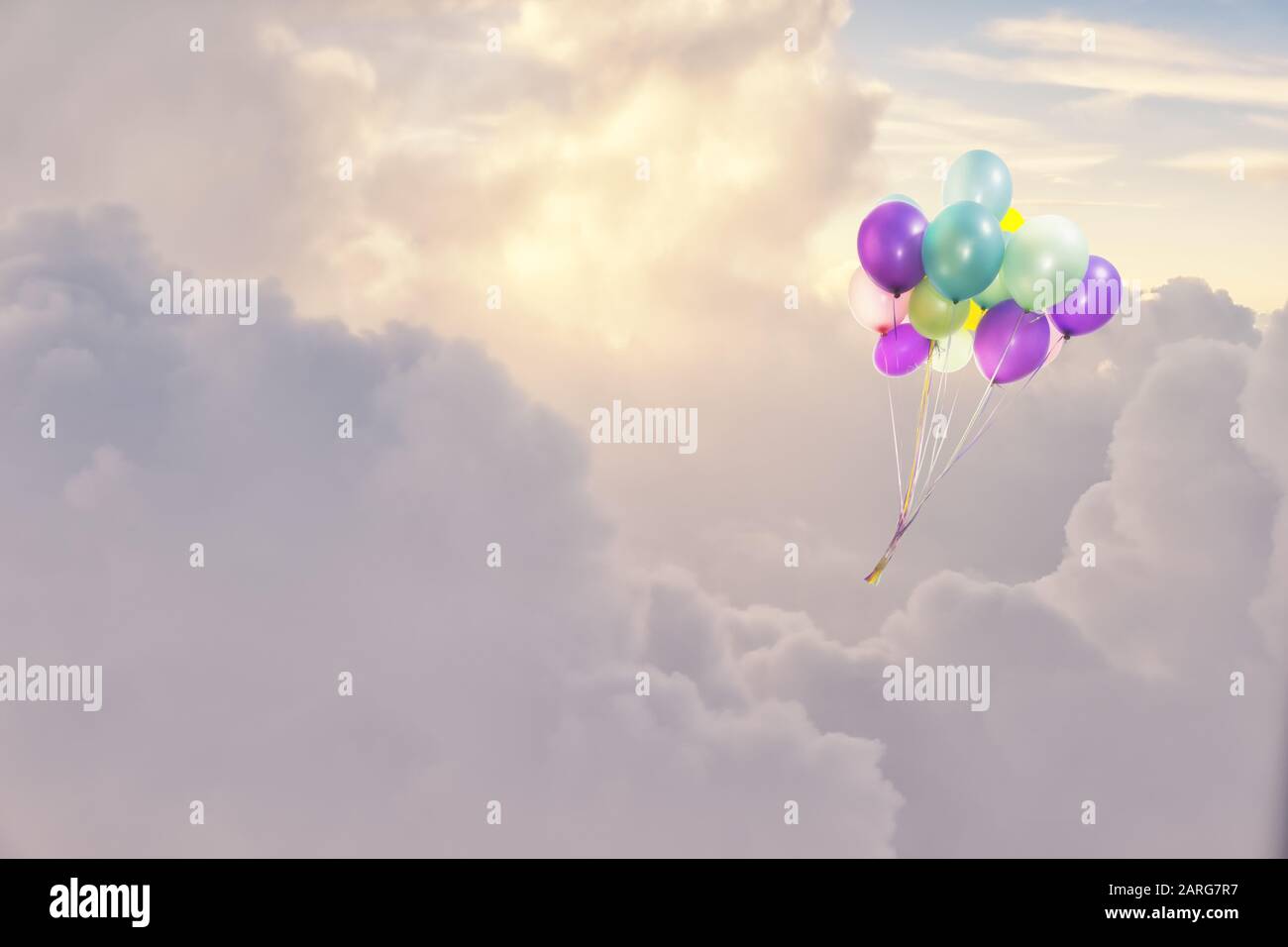 Bunte, aufblasbare Luftballons, die hoch in den Himmel fliegen Stockfoto