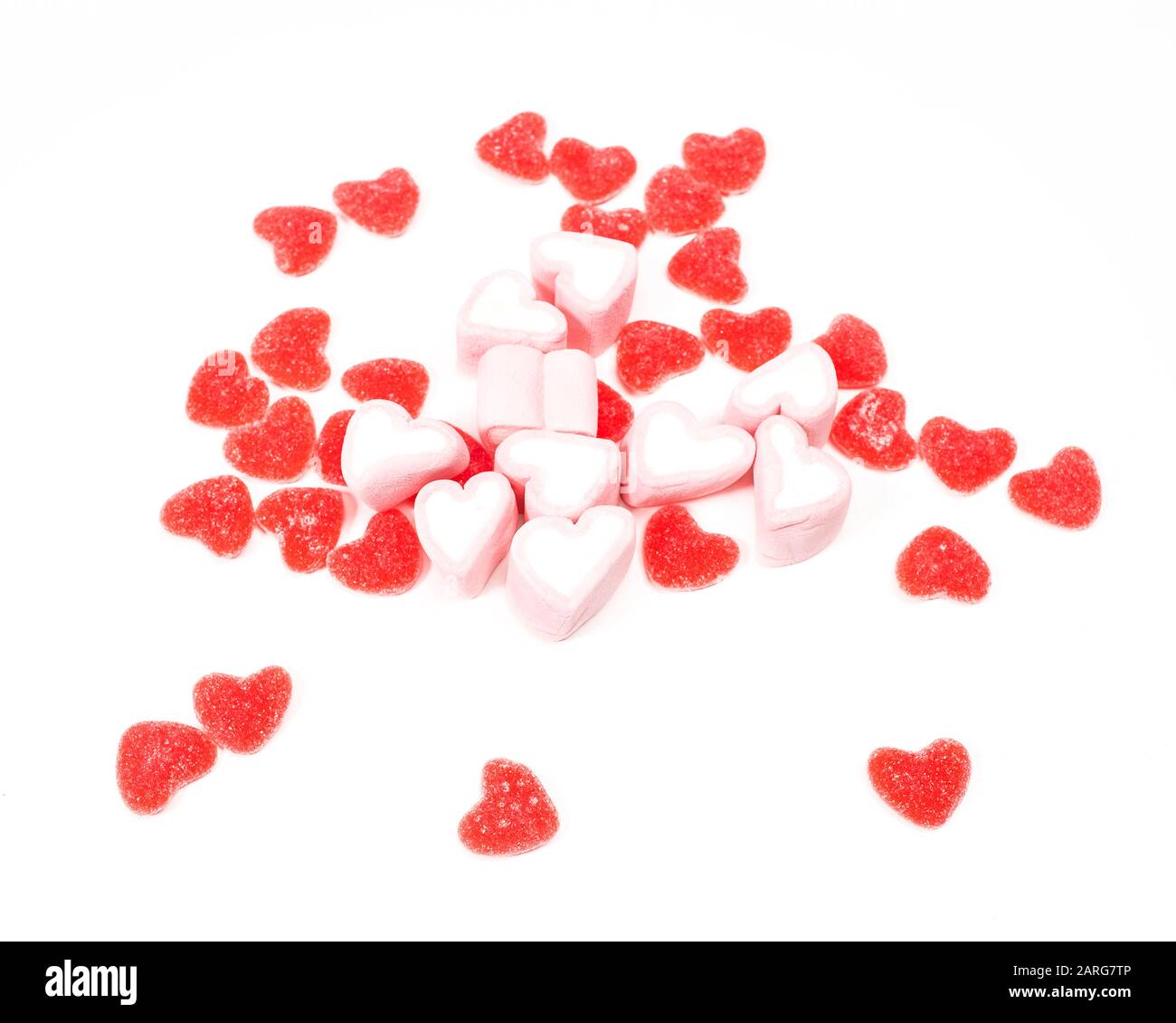 Herzförmige Süßigkeiten auf weißem Hintergrund Stockfoto