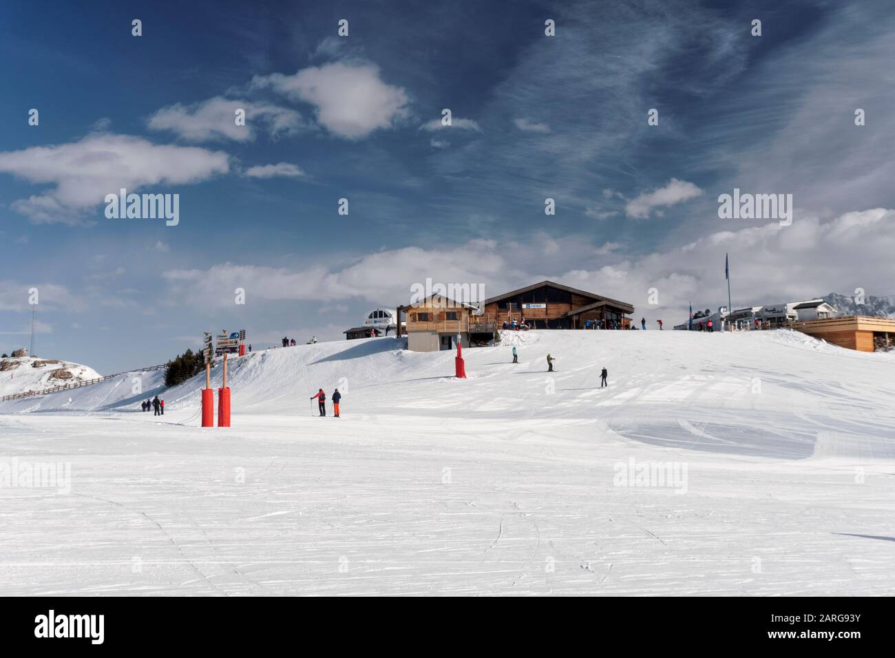 Die Chenus Telecabine Station (oben) im französischen Skigebiet Courchevel im Dreital Stockfoto