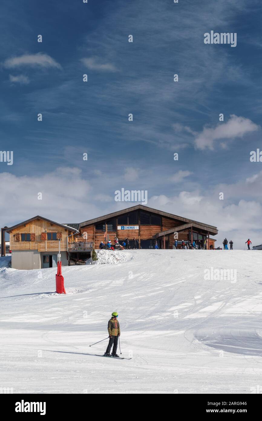 Die Chenus Telecabine Station (oben) im französischen Skigebiet Courchevel in den drei Tälern. Ein einziger Skifahrer ist am Abfahren. Stockfoto