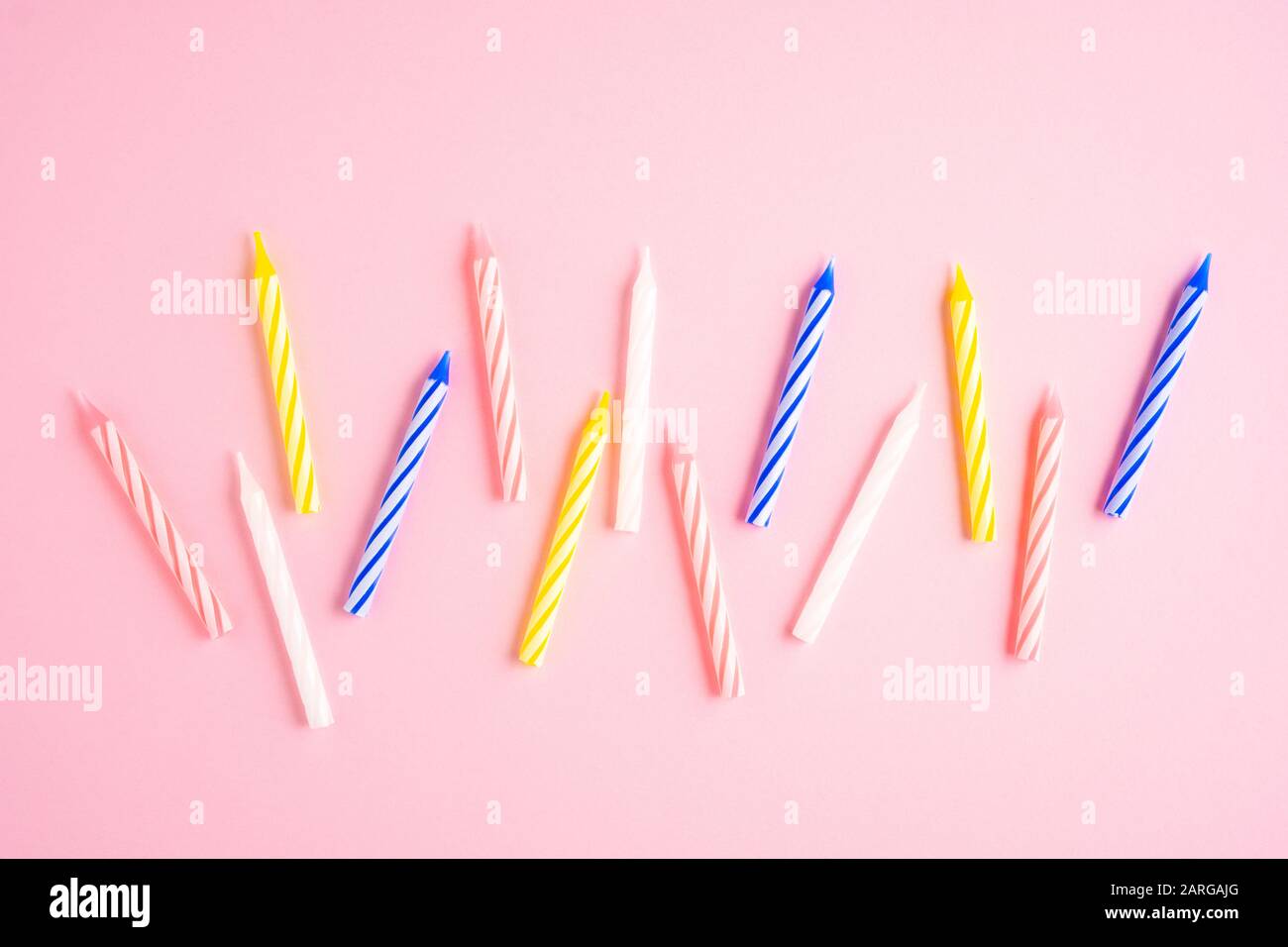 Kreatives Konzept Essen Urlaub Geburtstag Foto von Kuchenkerzen mit Herz und Deko auf rosa Hintergrund. Stockfoto