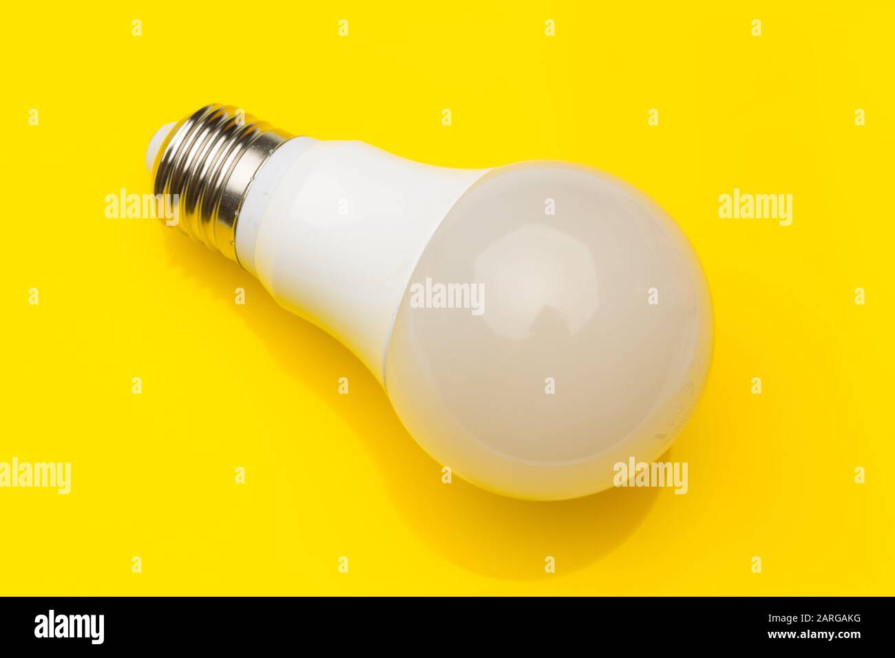 Niedriger Verbrauch, weniger Wärme, verantwortungsvoller Energieverbrauch, energiesparende Glühbirnen und maximale Helligkeit, um gut zu sehen, gut zu lesen; Perfekt il Stockfoto