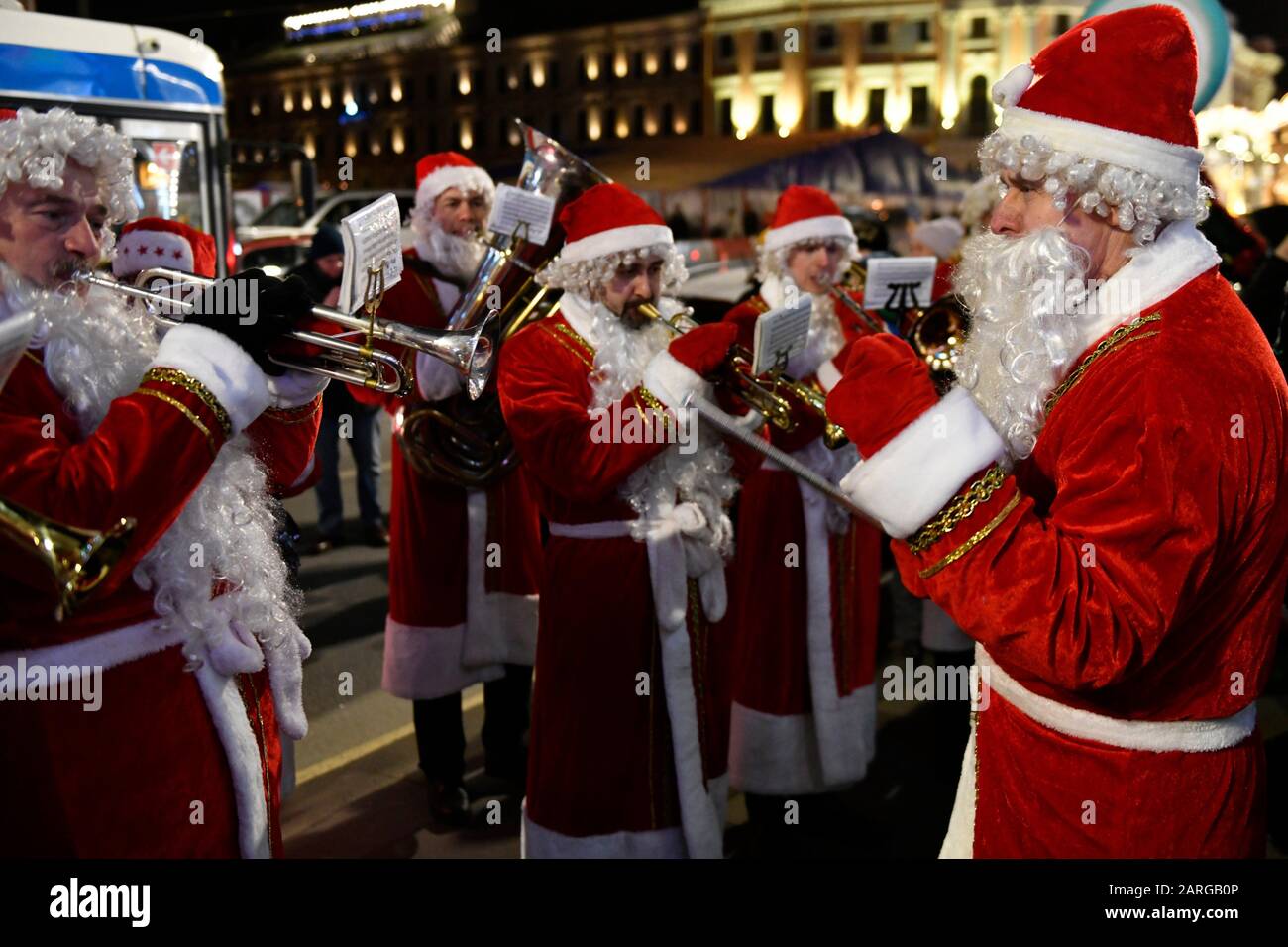 Männer in Weihnachtsmannkostümen, die Musik auf einer Straße von Sankt Petersburg Russland spielen. Stockfoto