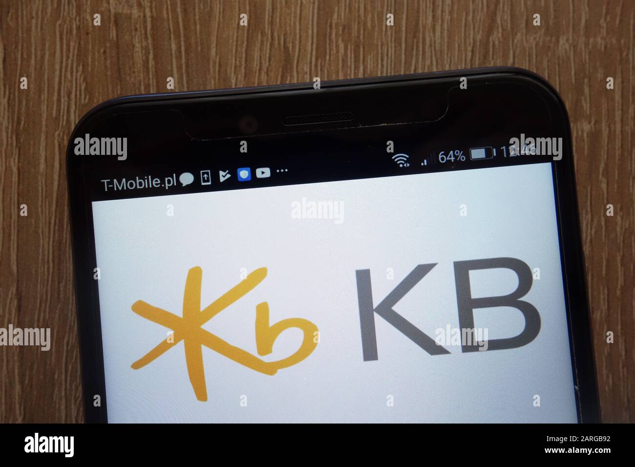Das Logo der KB Financial Group wird auf einem modernen Smartphone angezeigt Stockfoto