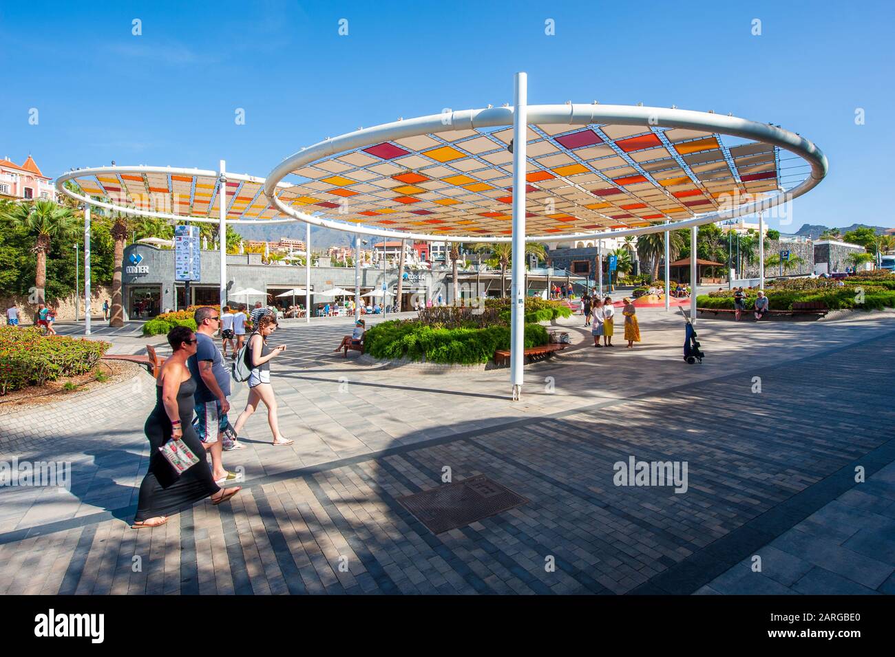KANARENINSEL TENERA, SPANIEN - 27 DEC, 2019: Touristen laufen auf der plaza Duque. Es ist ein Boulevard mit Geschäften in der Nähe des beliebten Strandes Playa El Duqu Stockfoto