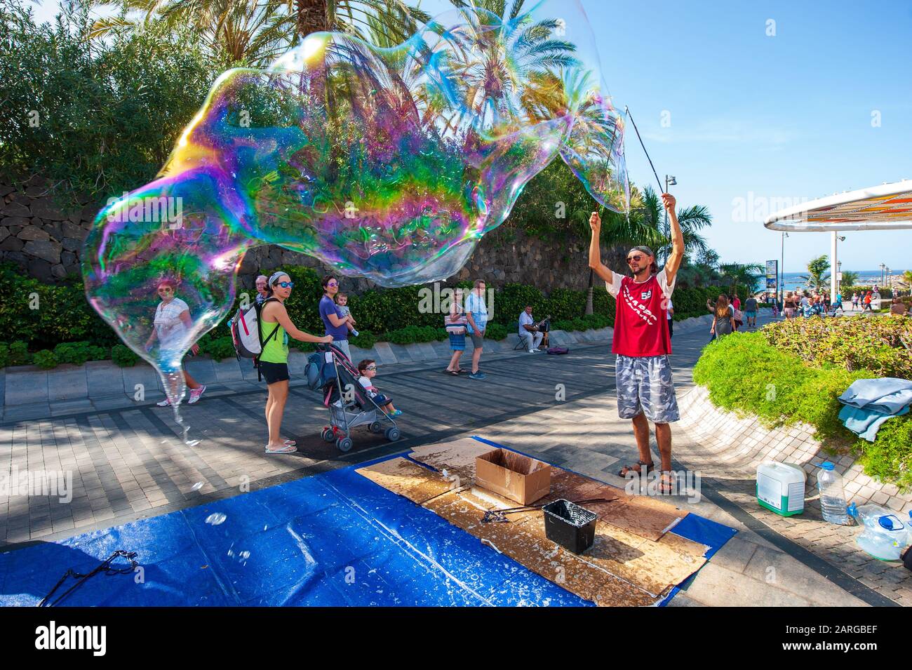 KANARENINSEL TENERA, SPANIEN - 27 DEC, 2019: Ein Blasenkünstler auf der plaza Duque. Es ist ein Boulevard mit Geschäften in der Nähe des beliebten Strandes Playa El Duque. Stockfoto