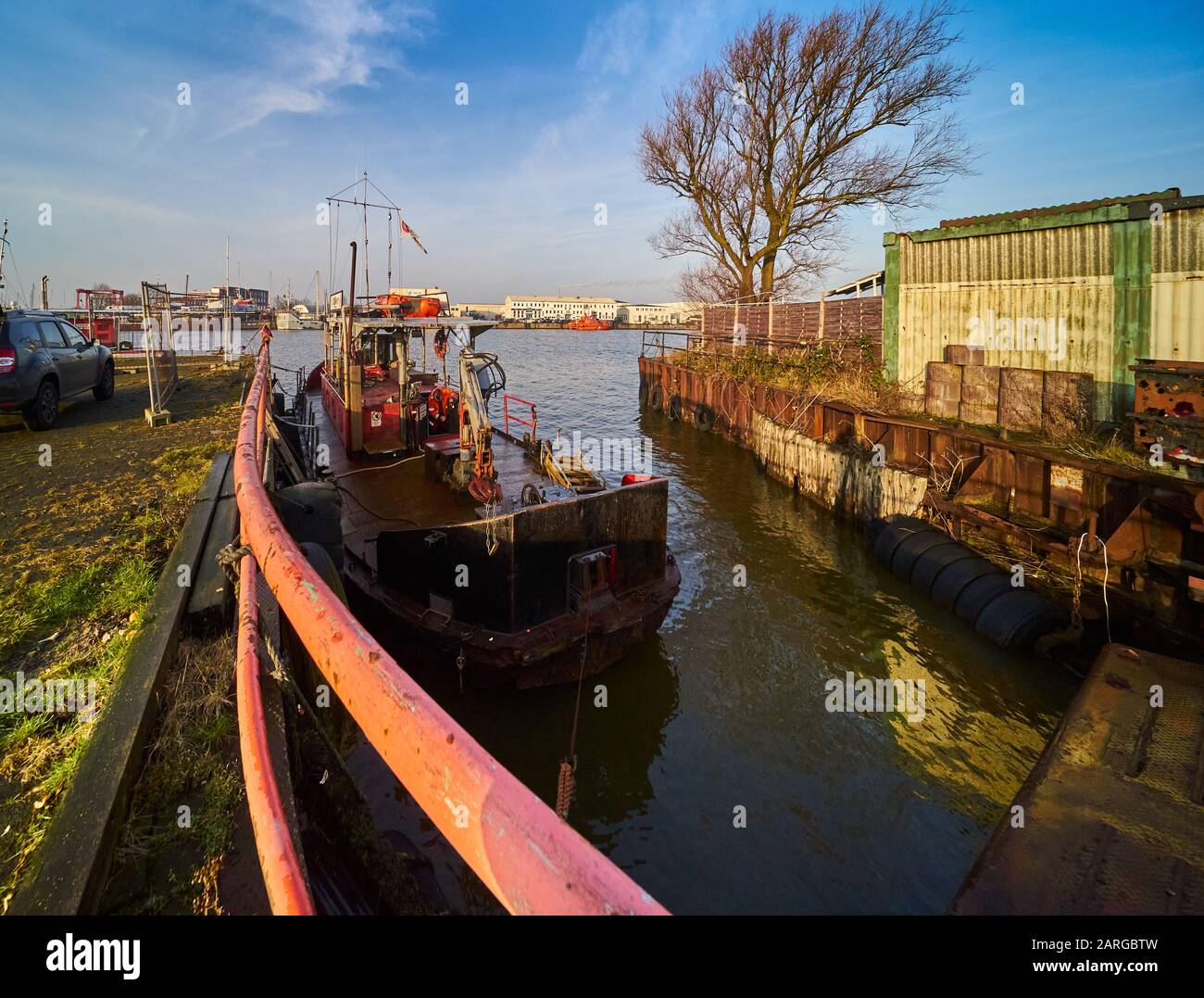 Bremerhavener 16. Januar 2020: Altes kleines Schiff wird im Frühjahr in einem Seitenbecken des Hafengeländes für neue Fahrten, Weitwinkelschuss, repariert Stockfoto