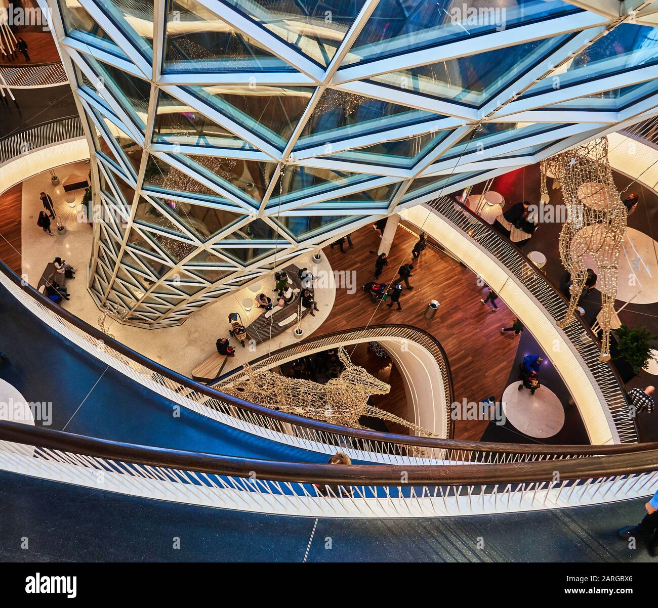 Frankfurt, 30. Dezember 2019: Geschwungenes Glasdach nach innen im Frankfurter Einkaufszentrum myzeil, abstrakte moderne Architektur in Th Stockfoto