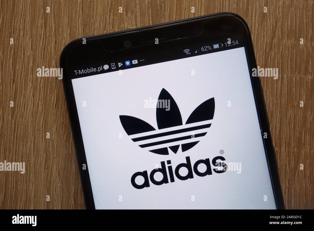 Das Logo von Adidas wird auf einem modernen Smartphone angezeigt Stockfoto