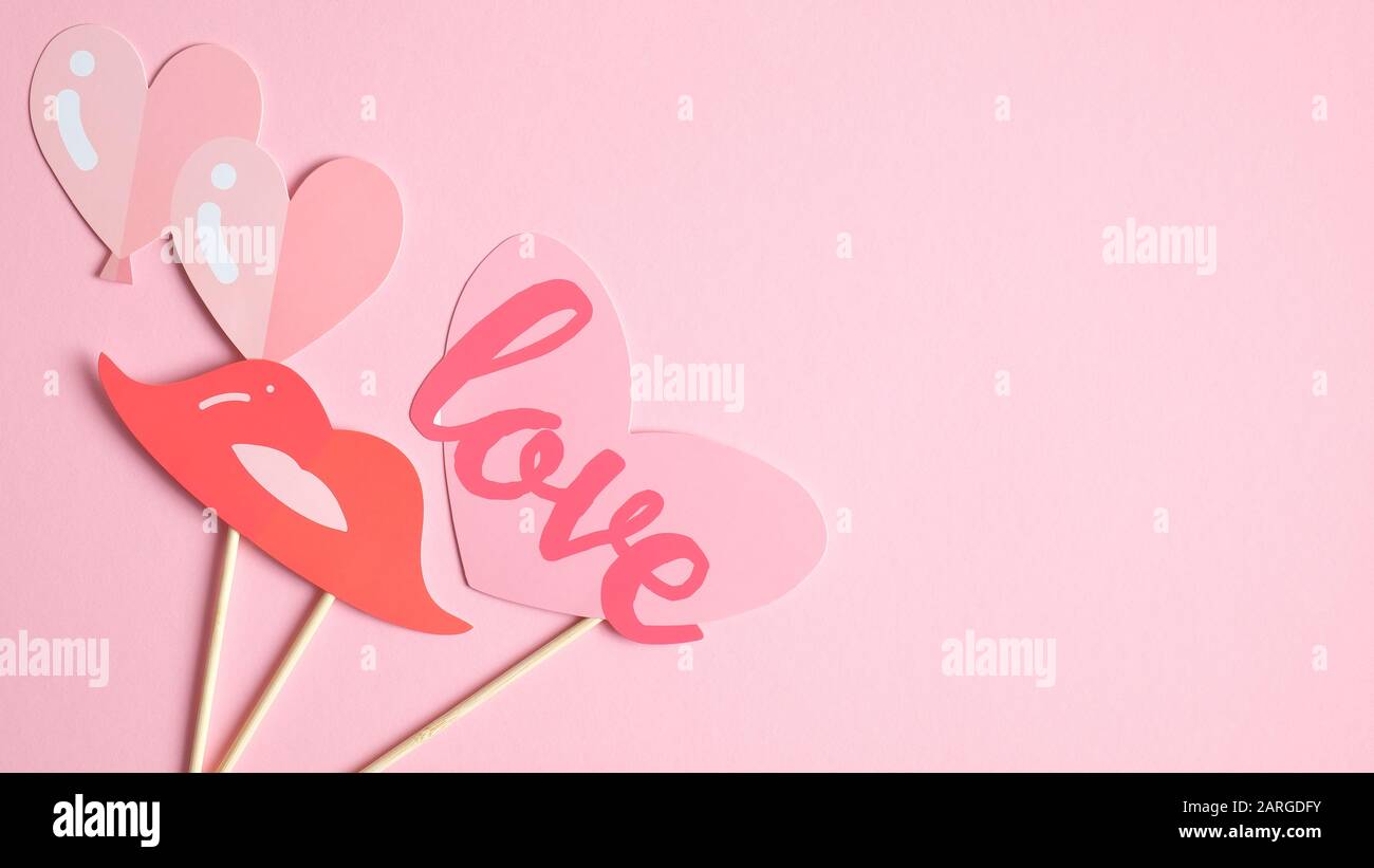 Vorlage für Valentinstag mit festlichen Party-Requisiten in Rosa. Kreatives Design für Grußkarte zum Valentinstag, Partyeinladung, Banner. Liebe a Stockfoto