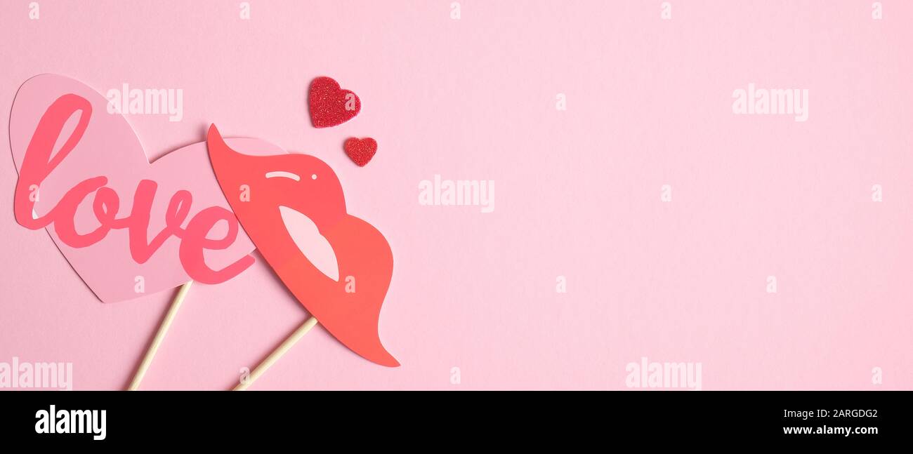 Minimalistische Vorlage für Valentinsbanner Mit Valentinstag-Requisiten auf pinkfarbenem Hintergrund. Liebe und Romantik. Flaches Lay-Design, Top vie Stockfoto
