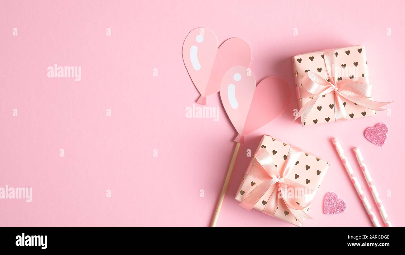 Valentines Tag Banner-Vorlage mit Geschenken und Dekorationen. Kreatives Design für Grußkarte zum Valentinstag, Partyeinladung, Flyer, Banner. Lov Stockfoto