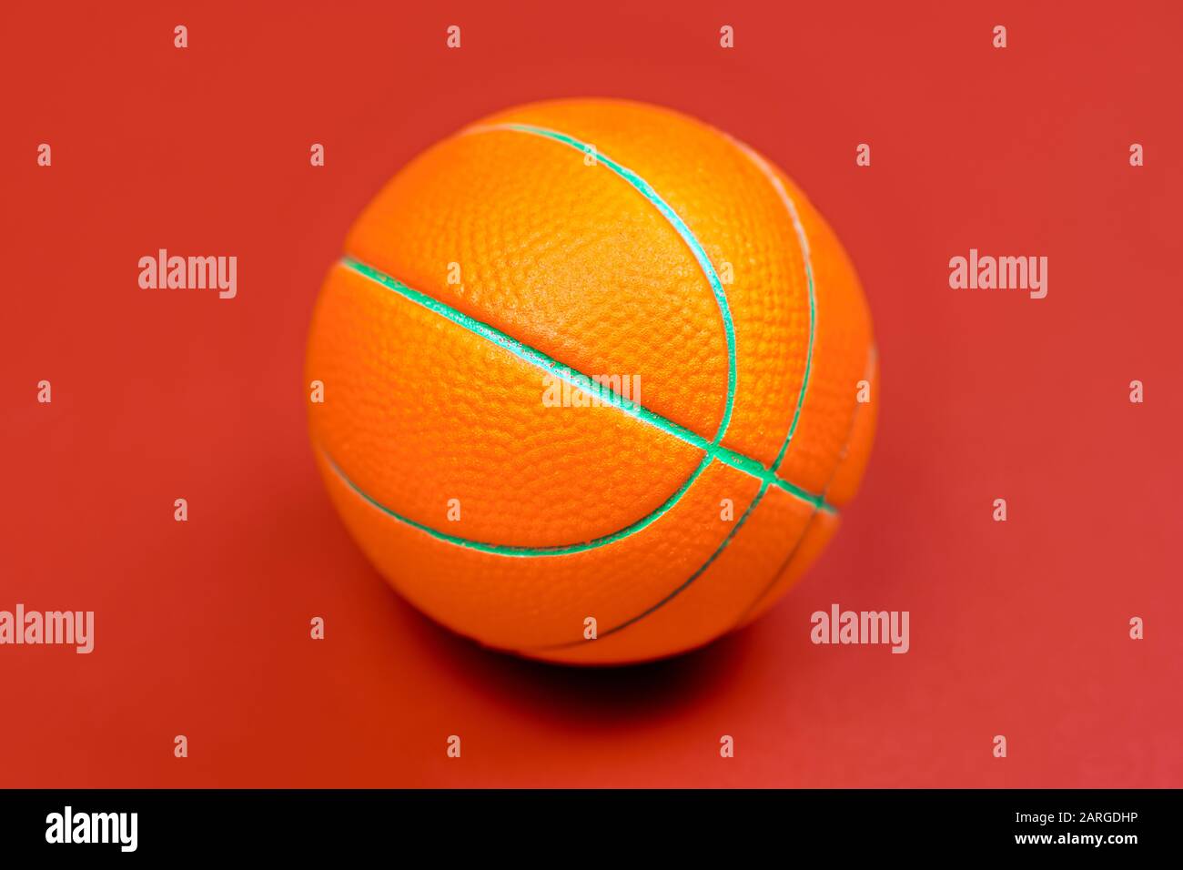 Basketballball, roter Hintergrund. Kugelball für Basketballspiele Stockfoto
