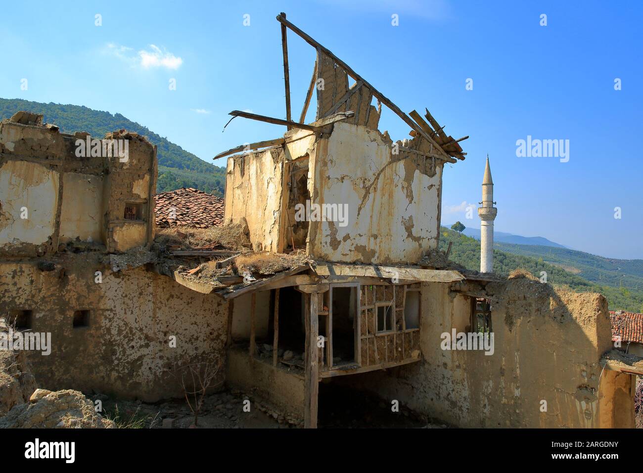 Ruiniertes Lehmziegelhaus bei einem Erdbeben. Iznik, Türkei. Stockfoto