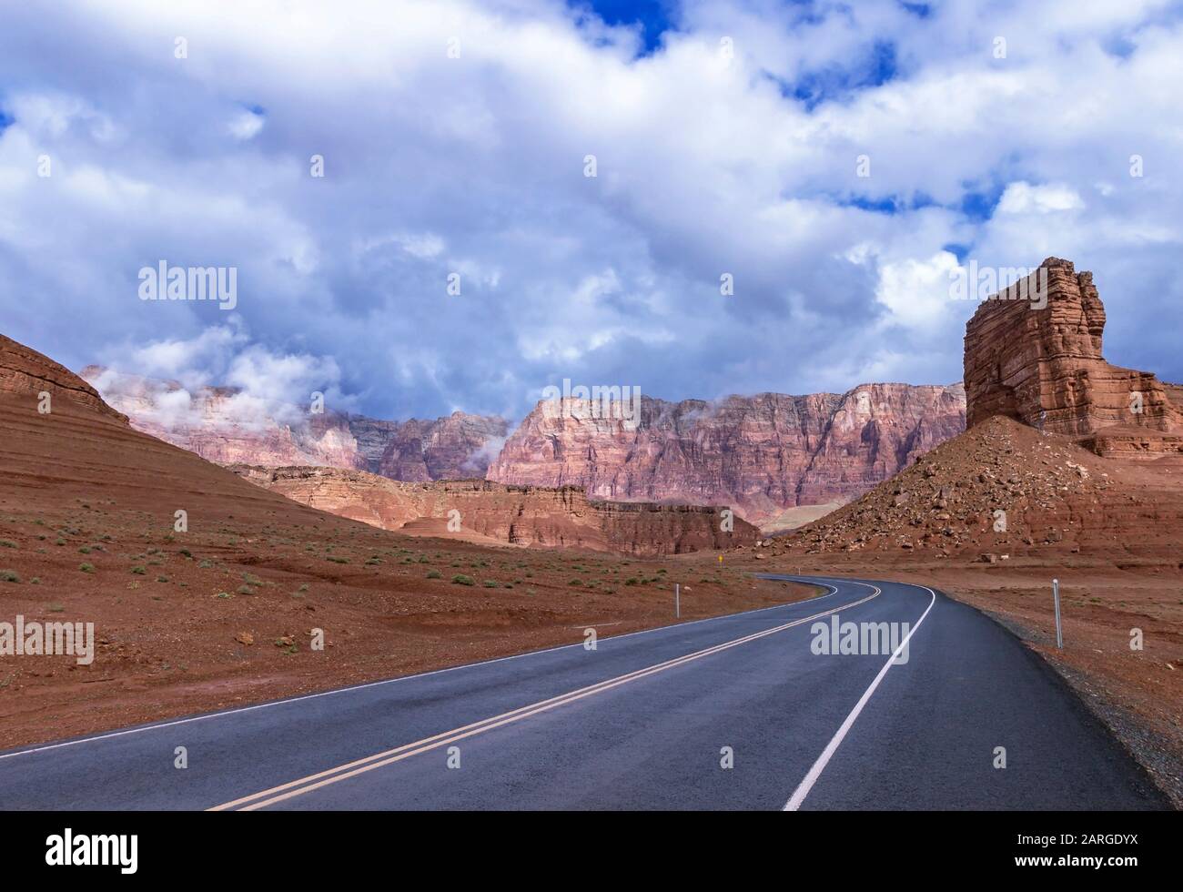 High Desert Road Im Red Rock Country in der Nähe von Lees Ferry und Vermilion Cliffs In Arizona Stockfoto