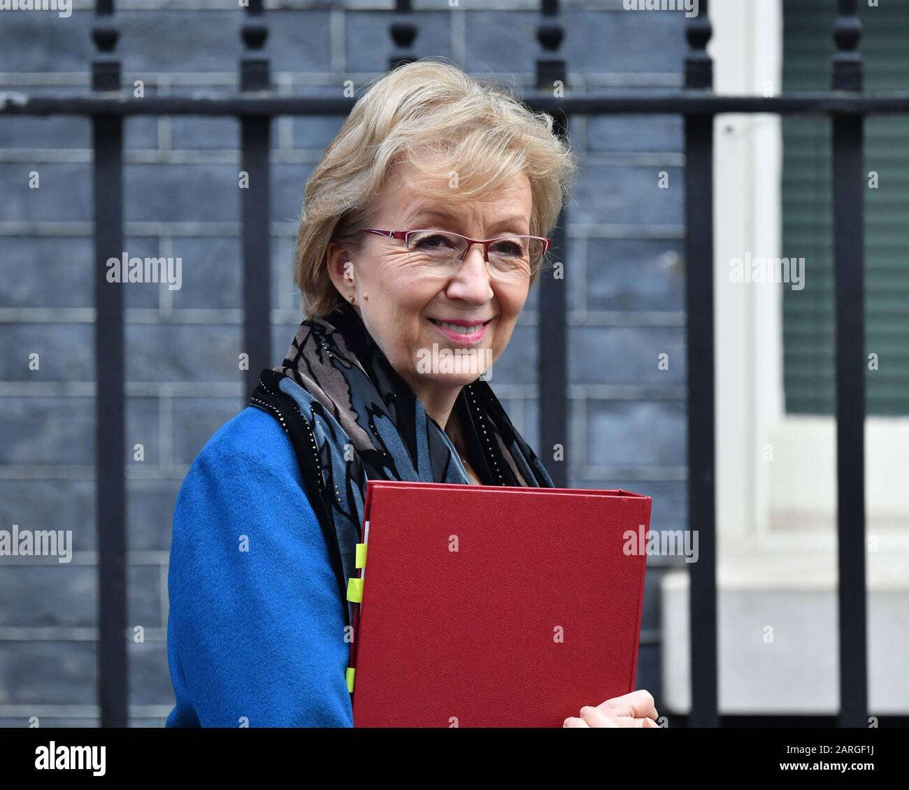 Downing Street, London, Großbritannien. Januar 2020. Die Regierungsminister verlassen die Sitzung des nationalen Sicherheitsrates auf Platz 10, nachdem sie sich für den Einsatz des chinesischen Technologieunternehmens Huawei für das 5G-Netzwerk entschieden haben. Bild: Andrea Leadsom, Staatssekretärin für Business Energy and Industrial Strategy. Kredit: Malcolm Park/Alamy Live News. Stockfoto