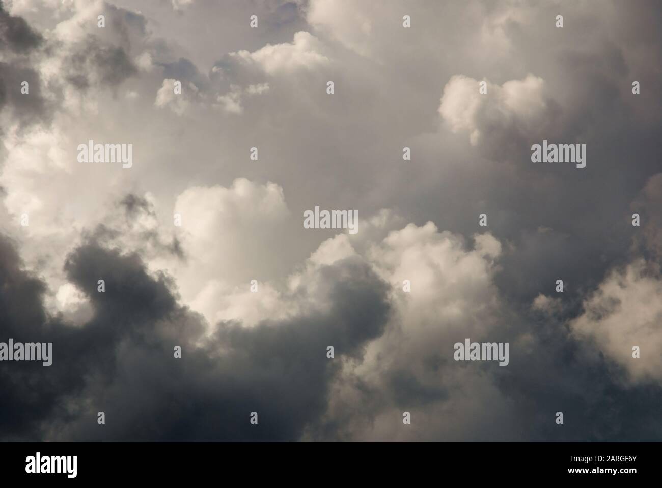Dramatische Wolkenlandschaft aus dunklen, von der Sonne beleuchteten cumulus-wolken Stockfoto