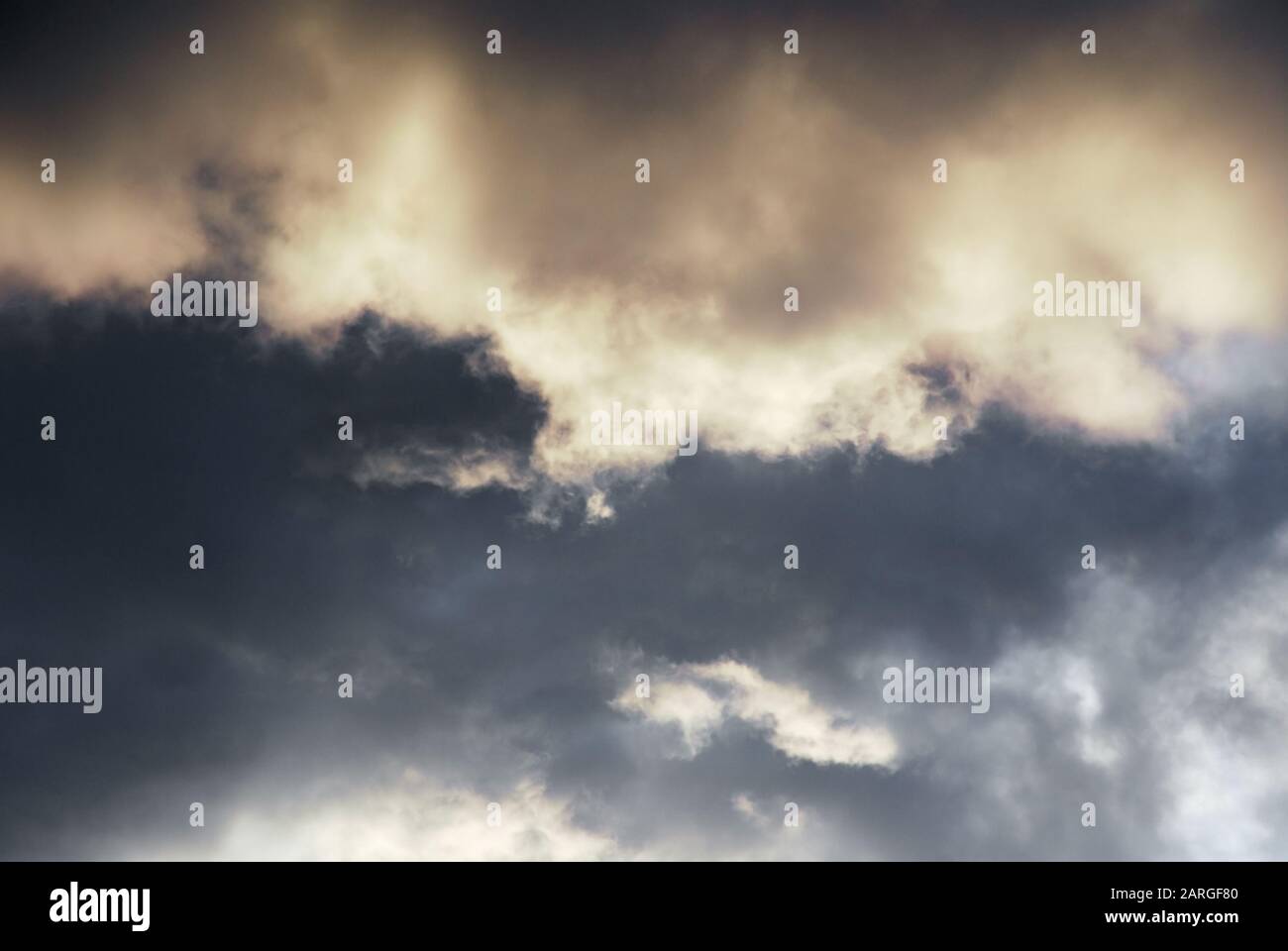 Stürmischer Himmel durch Sonneneinstrahlung Stockfoto