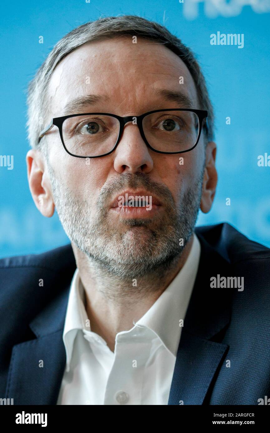 Berlin, Deutschland. Januar 2020. Herbert Kickl, Vereinsvorsitzender der FPÖ, spricht auf einer Pressekonferenz der AFD-Aktion im Bundestag. Sie präsentierten ihre Ideen zum Grenzmanagement in Europa. Credit: Carsten Koall / dpa / Alamy Live News Stockfoto