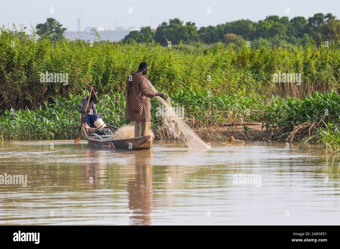 Fischer in ihrem Kanu, dem Fluss Niger, Niamey, Niger, Westafrika, Afrika Stockfoto