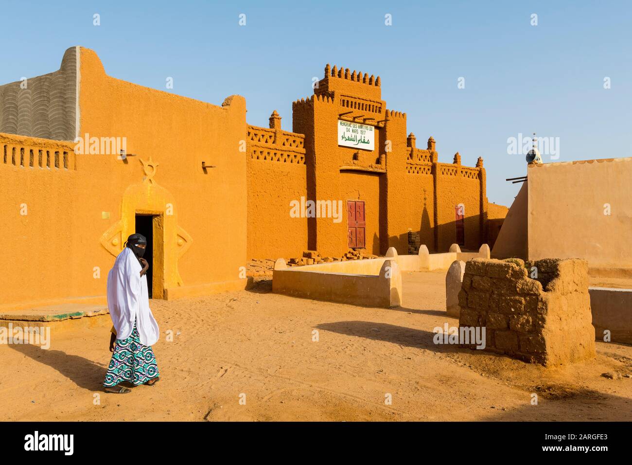 Frau auf dem Heimweg, UNESCO-Weltkulturerbe, Agadez, Niger, Westafrika, Afrika Stockfoto