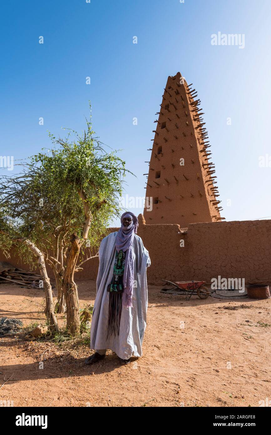 Imam vor der großen Moschee, UNESCO-Weltkulturerbe, Agadez, Niger, Westafrika, Afrika Stockfoto