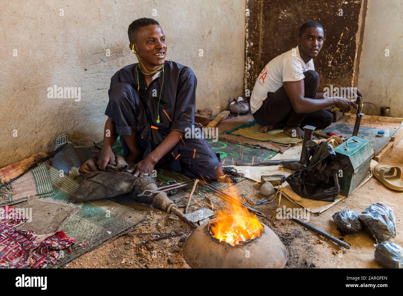 Man arbeitet an Juwelierarbeiten im UNESCO-Welterbe Agadez, Niger, Westafrika, Afrika Stockfoto