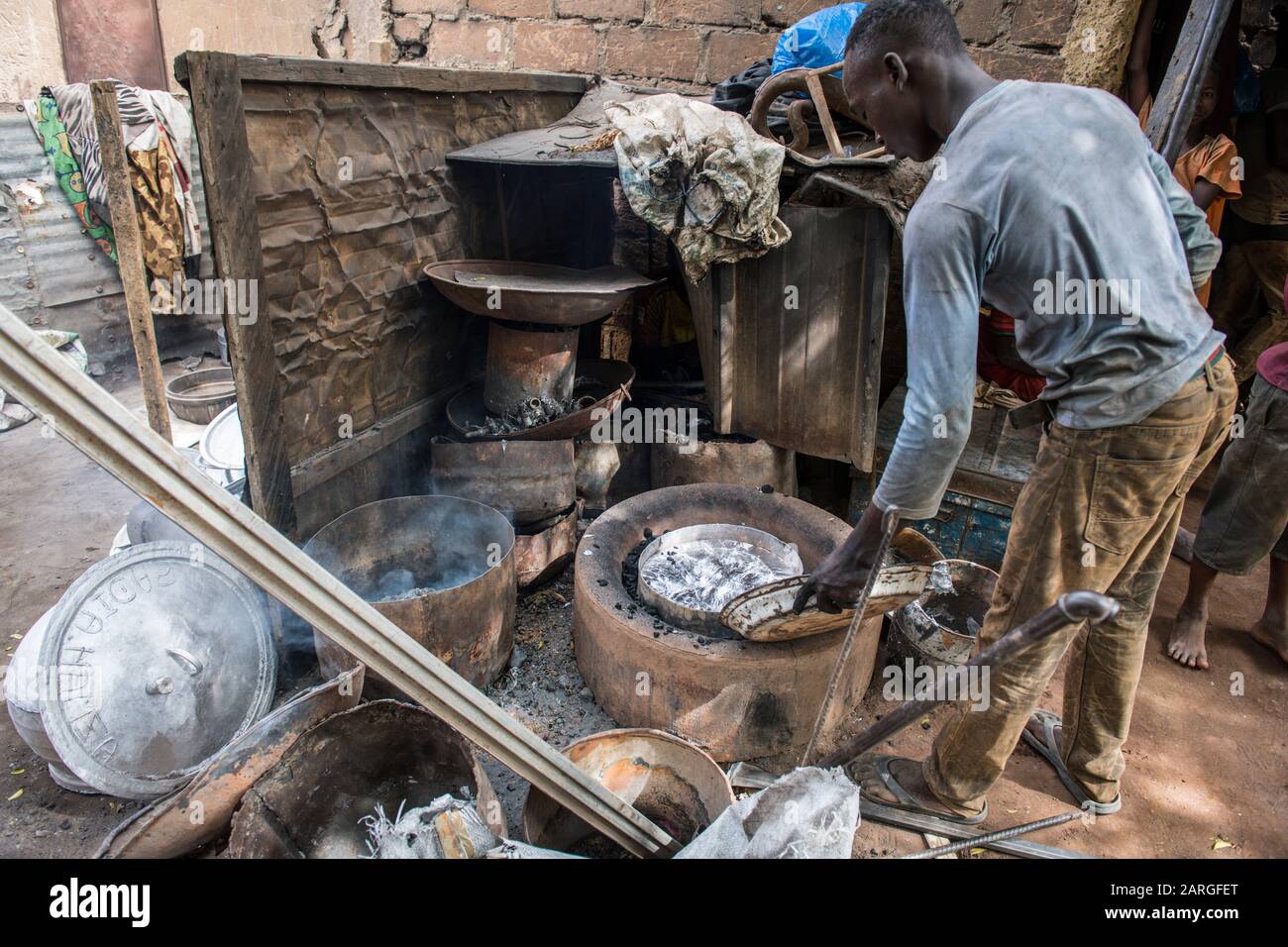 Stahlrecycling auf dem Zentralmarkt, Niamey, Niger, Westafrika, Afrika Stockfoto