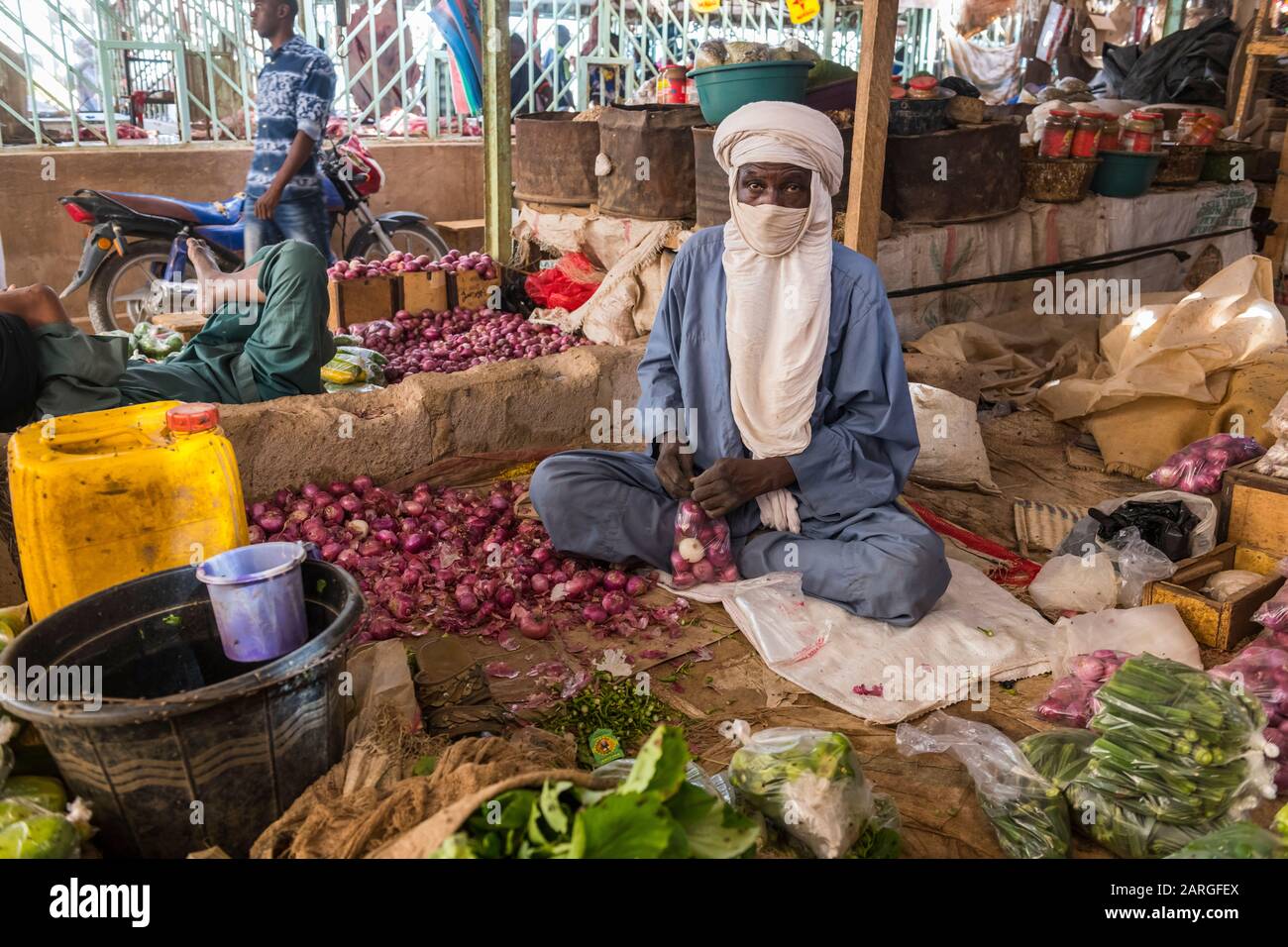 Gemüse zum Verkauf auf dem Zentralmarkt von Agadez, Niger, Westafrika, Afrika Stockfoto