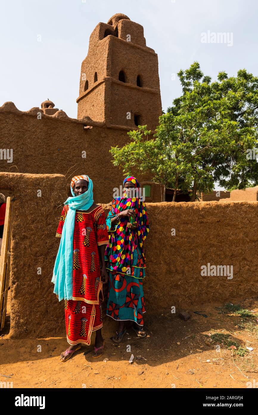 Kolouvoll bekleideten Hausa-Frauen in Yaama, Niger, Westafrika, Afrika Stockfoto