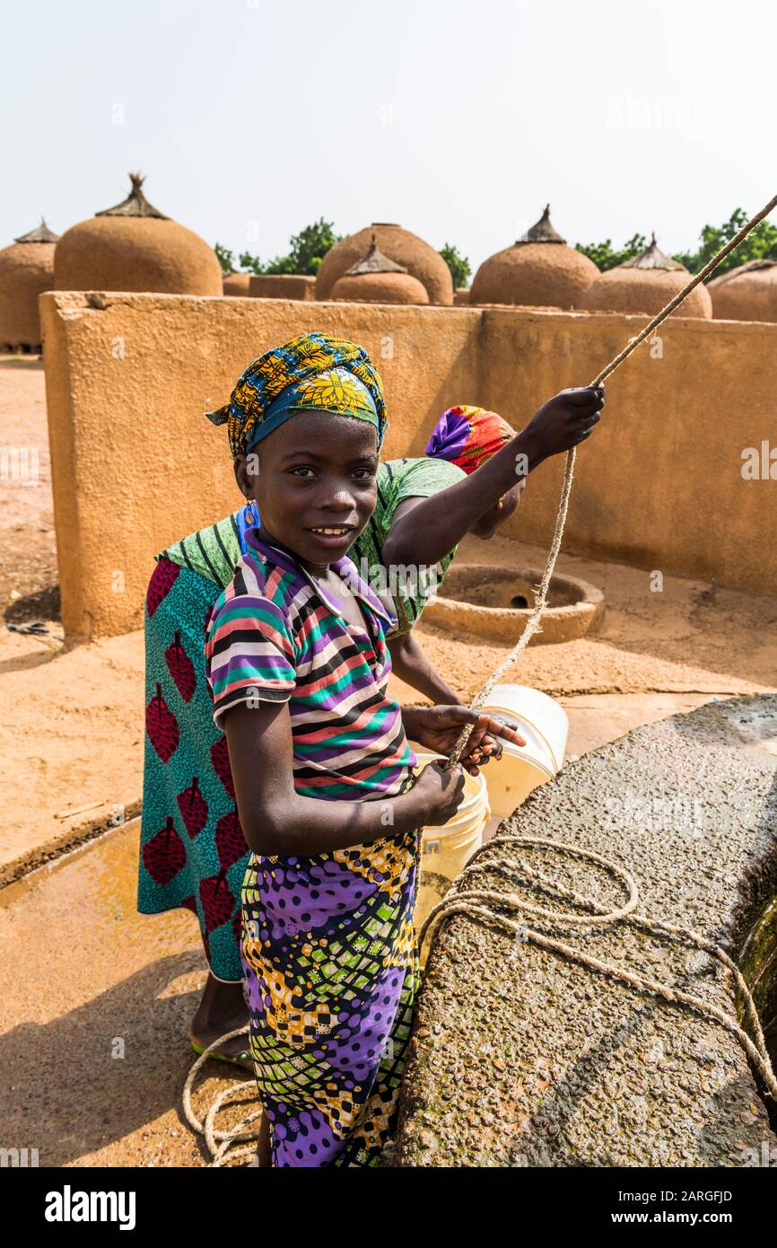 Einheimische Mädchen an einem Wasserbrunnen in Yaama, Niger, Westafrika, Afrika Stockfoto