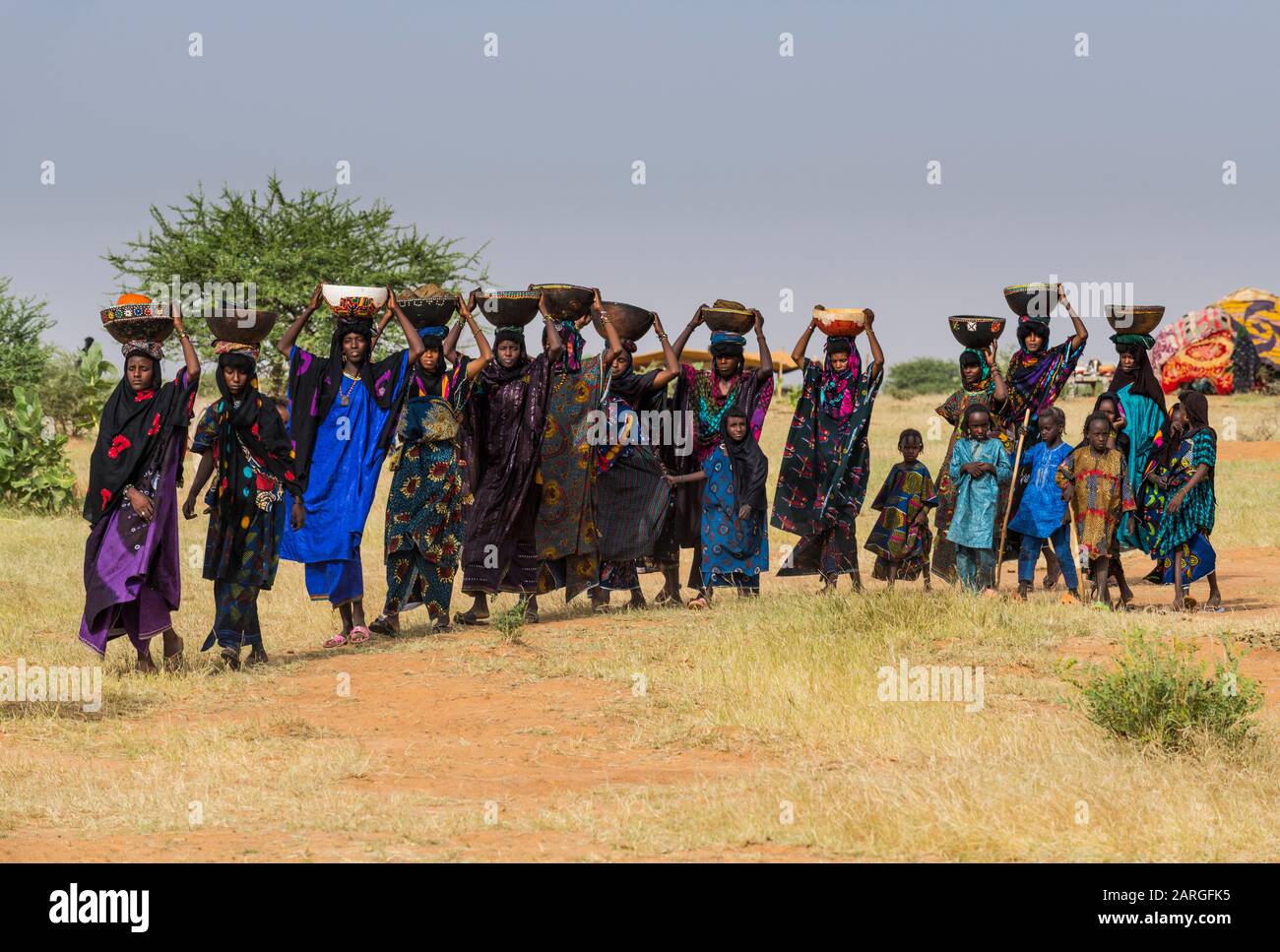 Lokale Frauen, die auf dem Gerewol-Festival ankommen, ritueller Wettbewerb unter den Wodaabe Fula Menschen, Niger, Westafrika, Afrika Stockfoto
