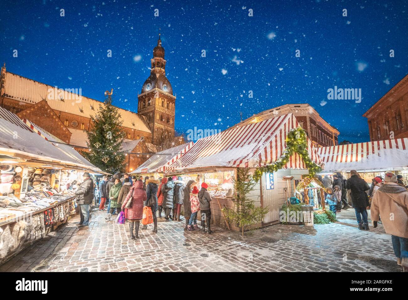 Weihnachtsmarkt und Dom zu den Doms von Riga in der Nacht im Winter, Altstadt, UNESCO-Weltkulturerbe, Riga, Lettland, Europa Stockfoto