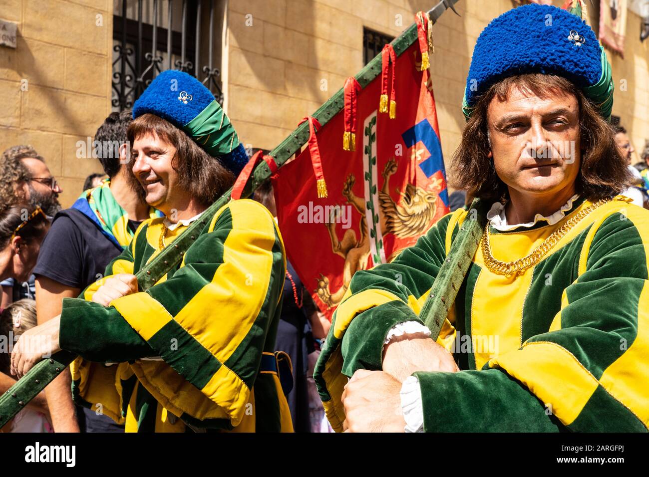 Auf der Pageant, die dem Rennen von Palio vorausgeht, werden Vertreter jeder Parade in traditionellen Trachten, Siena, Toskana, Italien, Europa, vertreten sein Stockfoto