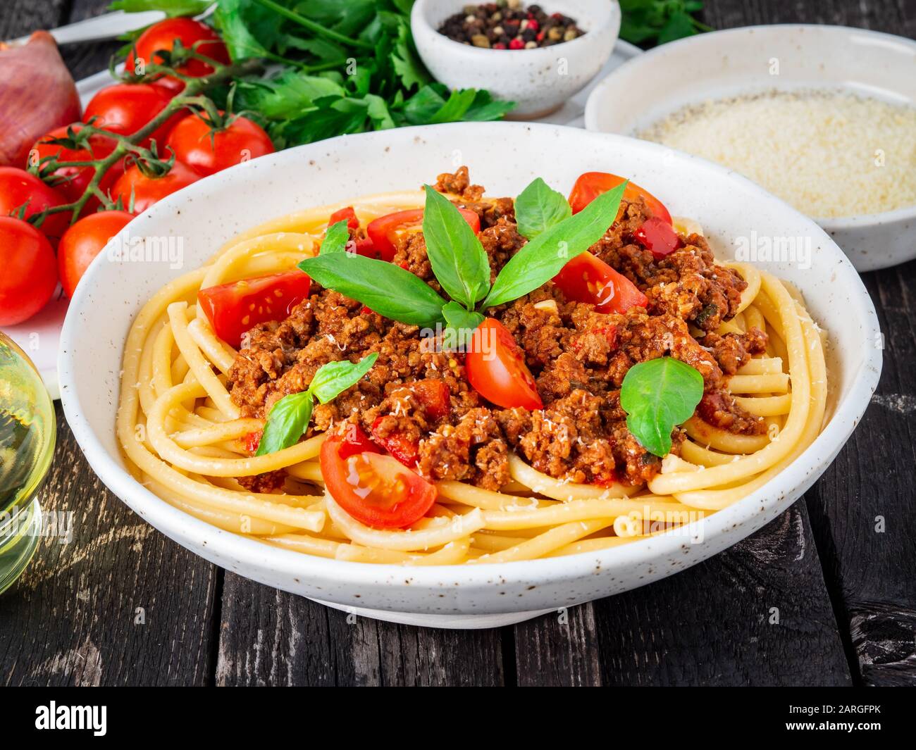 Nudelbolognese mit Tomatensauce, gemahlenes Hackfleisch, Basilikumblätter auf dem Hintergrund Stockfoto