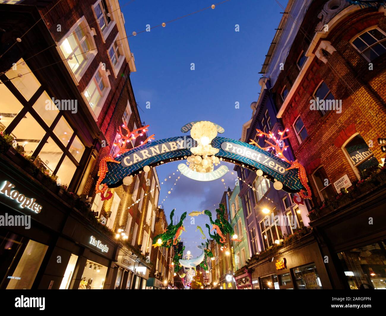 Weihnachtsbeleuchtung, Carnaby Street in der Dämmerung, London, England, Großbritannien, Europa Stockfoto