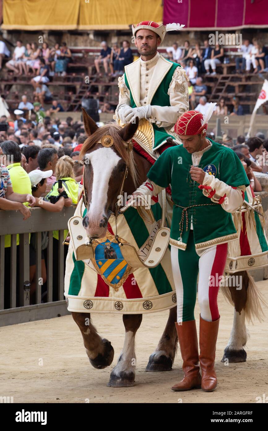 Auf der vor dem Palio-Rennen gelegenen Pageant werden Vertreter und Fahrer jeder Parade in traditioneller Tracht, Siena, Toskana, Italien, gefeiert Stockfoto