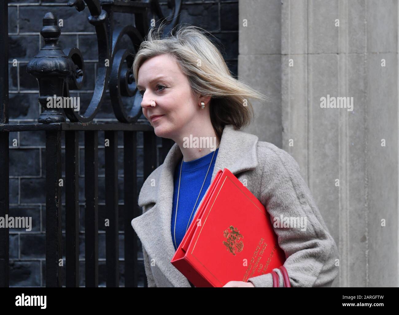 Downing Street, London, Großbritannien. Januar 2020. Die Regierungsminister verlassen die Sitzung des nationalen Sicherheitsrates auf Platz 10, nachdem sie sich für den Einsatz des chinesischen Technologieunternehmens Huawei für das 5G-Netzwerk entschieden haben. Bild: Elizabeth Truss, Staatssekretärin für internationalen Handel. Kredit: Malcolm Park/Alamy Live News. Stockfoto