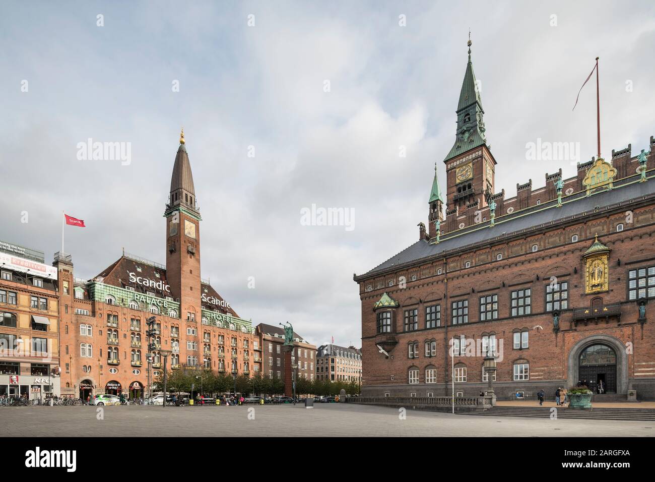 Außenansicht des Kopenhagener Rathauses und des Scandic Palace Hotel, Kopenhagen, Dänemark, Skandinavien, Europa Stockfoto