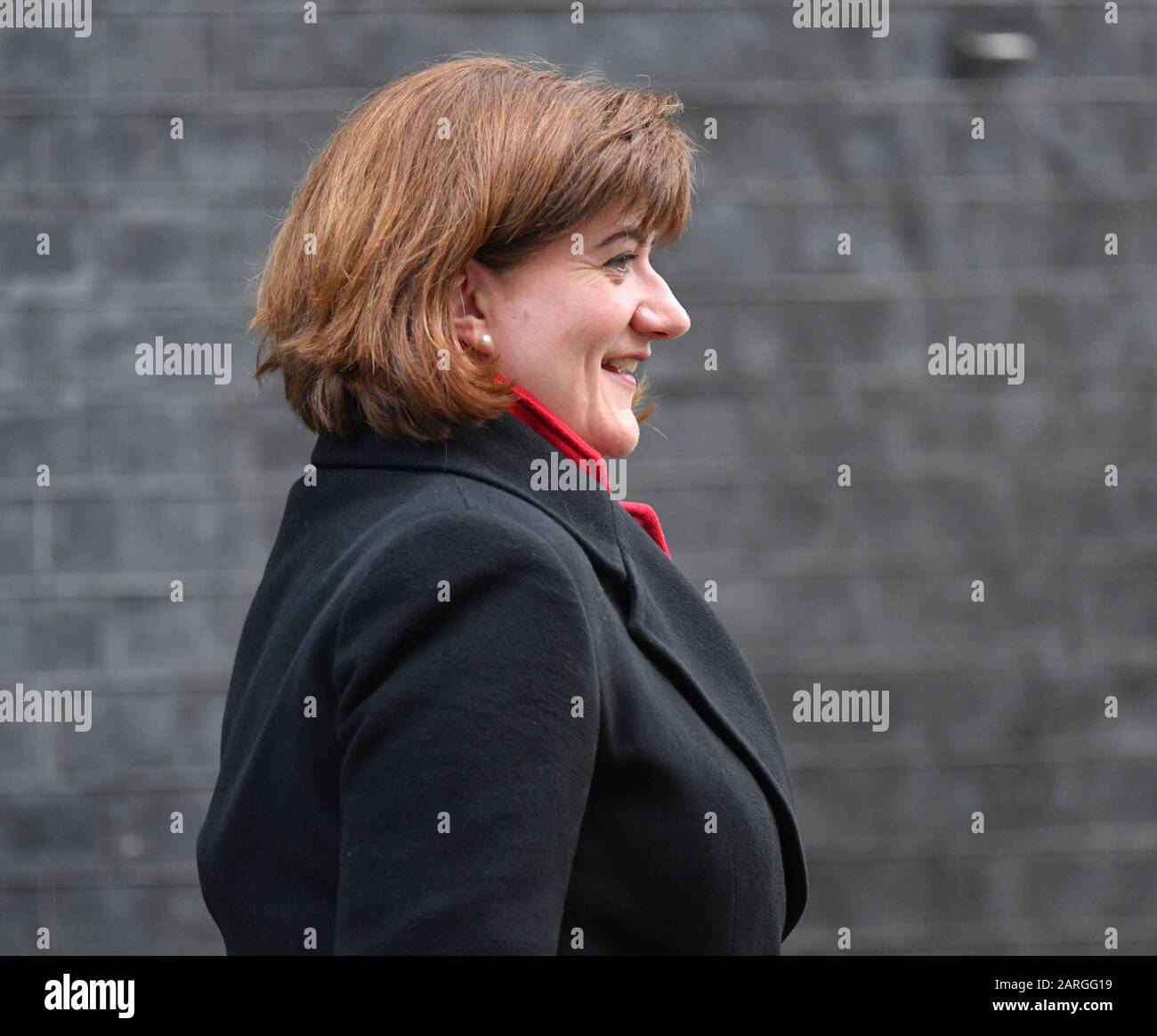 Downing Street, London, Großbritannien. Januar 2020. Die Regierungsminister verlassen die Sitzung des nationalen Sicherheitsrates auf Platz 10, nachdem sie sich für den Einsatz des chinesischen Technologieunternehmens Huawei für das 5G-Netzwerk entschieden haben. Bild: Nicky Morgan, Staatssekretärin für Kultur Medien und Sport. Kredit: Malcolm Park/Alamy Live News. Stockfoto