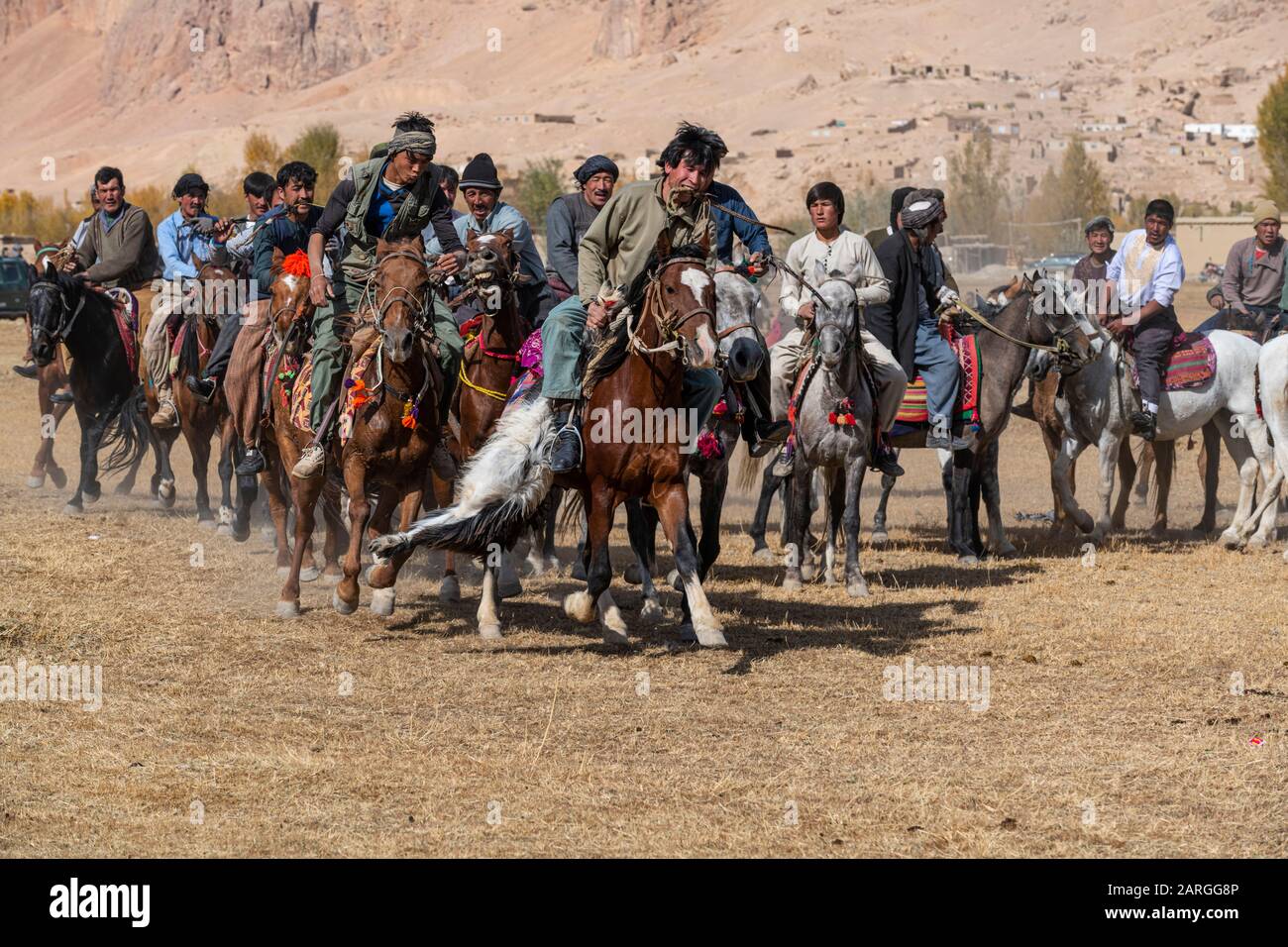 Männer, die ein traditionelles Buzkashi-Spiel praktizieren, Yaklawang, Afghanistan, Asien Stockfoto