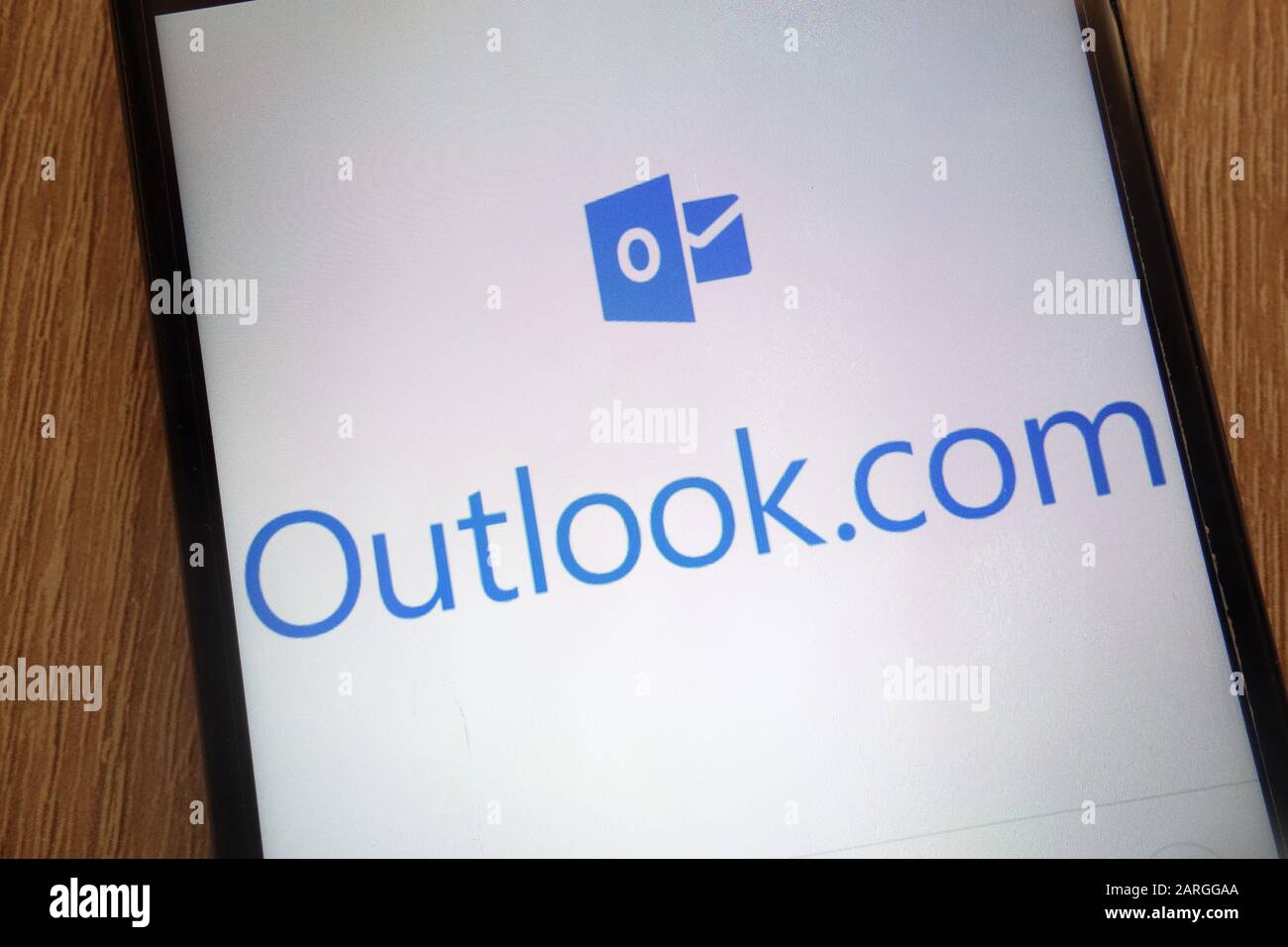 Das Outlook.com Logo wird auf einem modernen Smartphone angezeigt Stockfoto