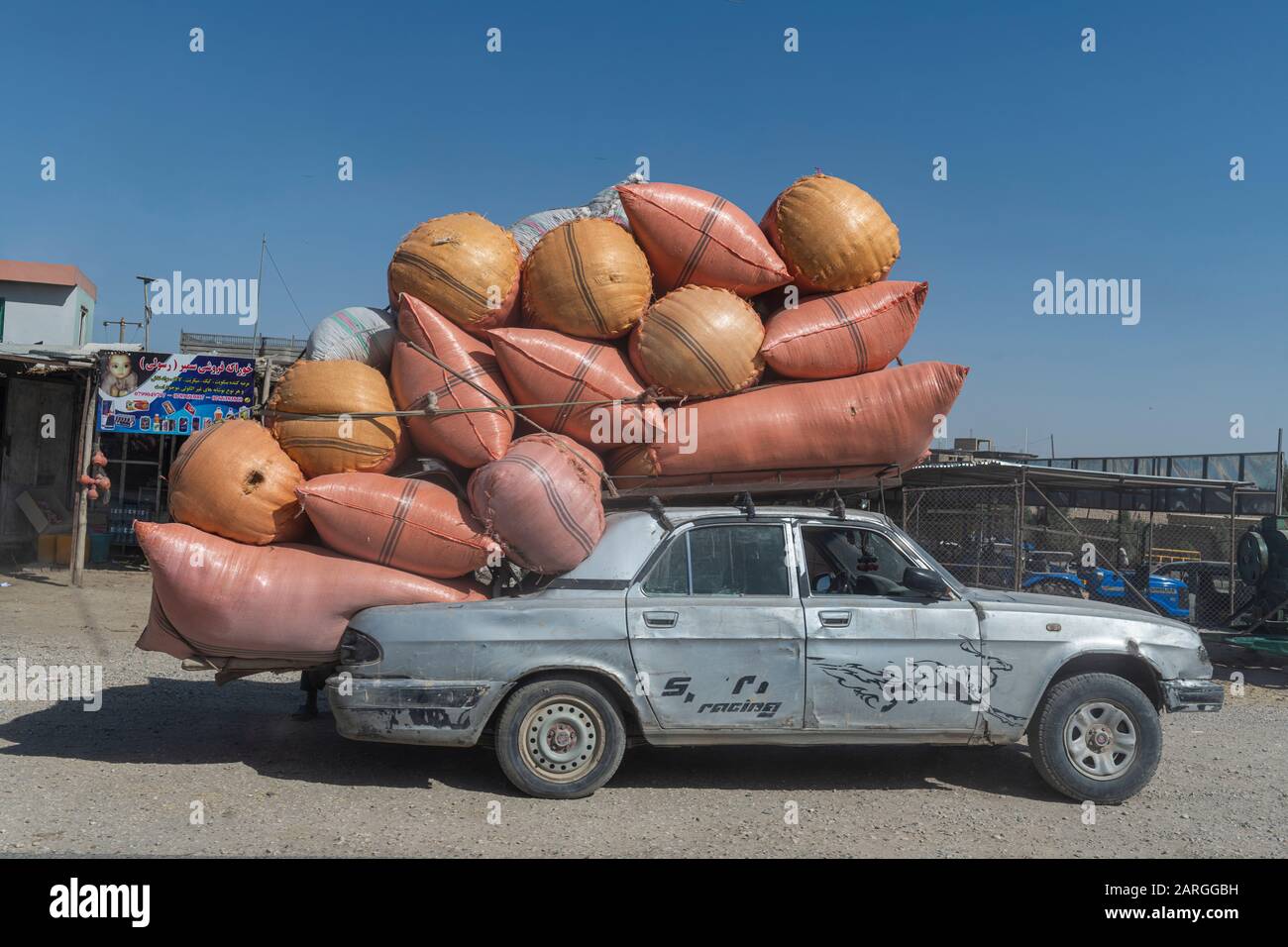 Beladenes russisches Auto, Mazar-E-Sharif, Afghanistan, Asien Stockfoto